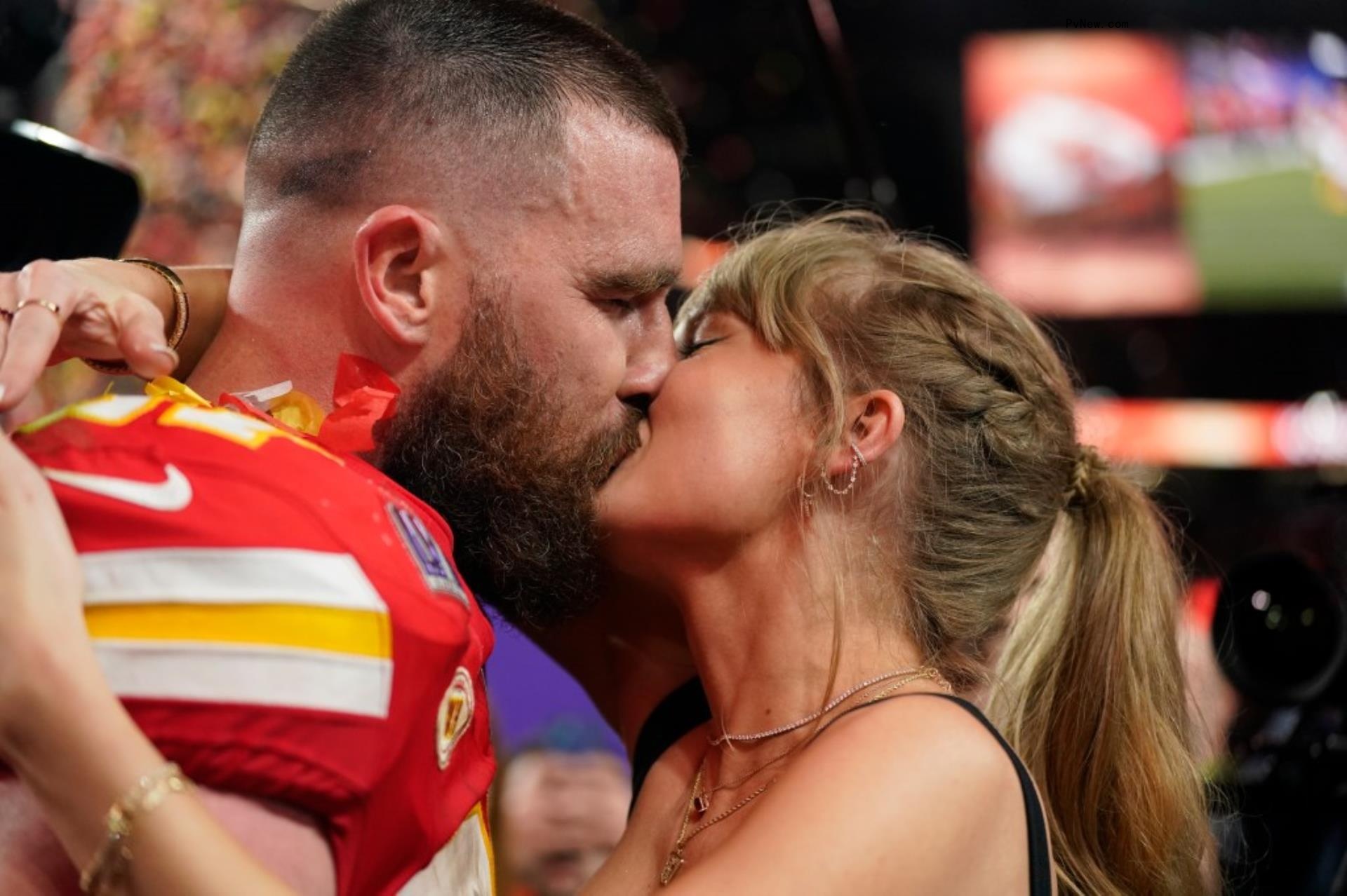 Travis Kelce and Taylor Swift kiss