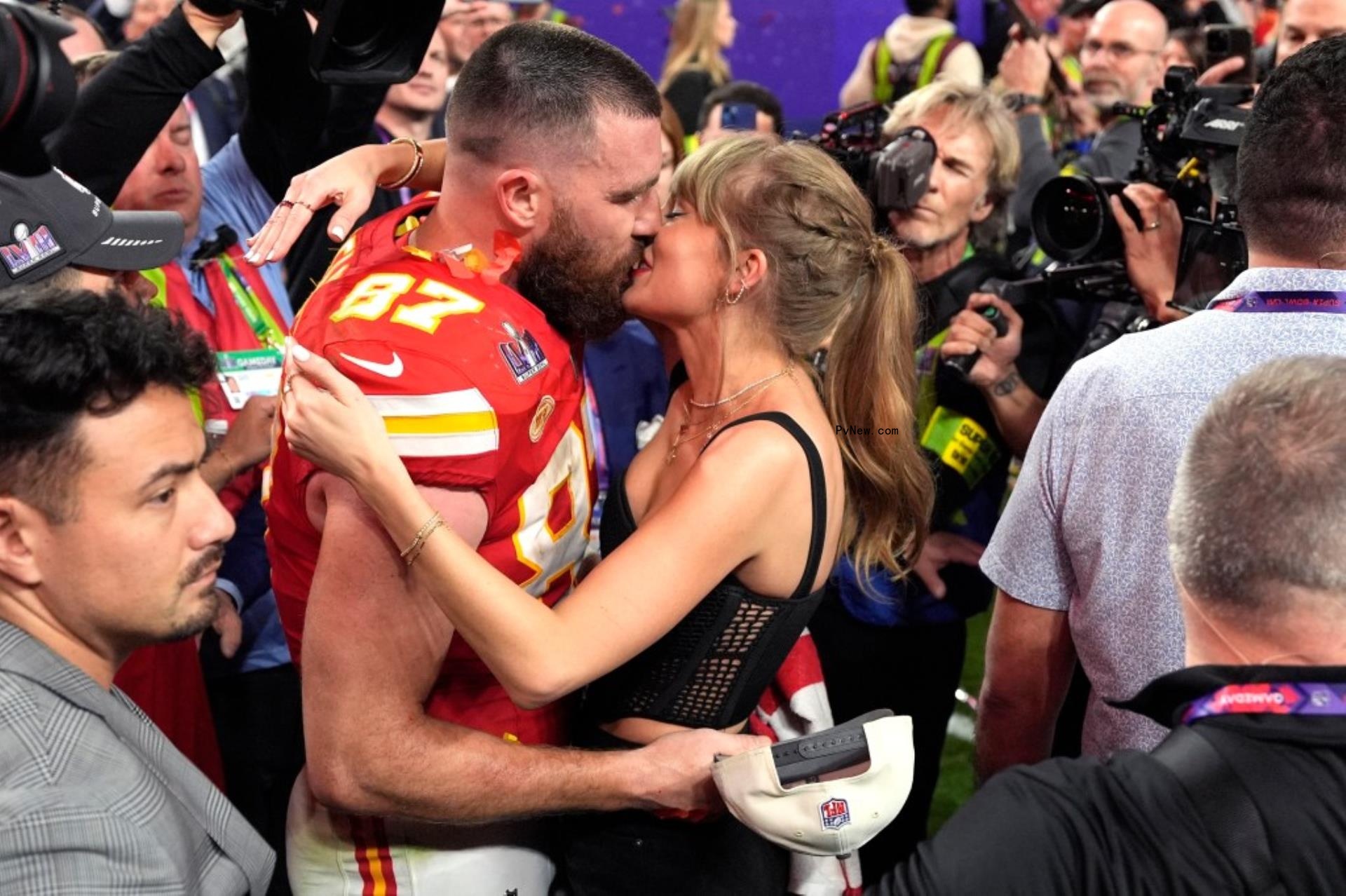 Travis Kelce and Taylor Swift kiss