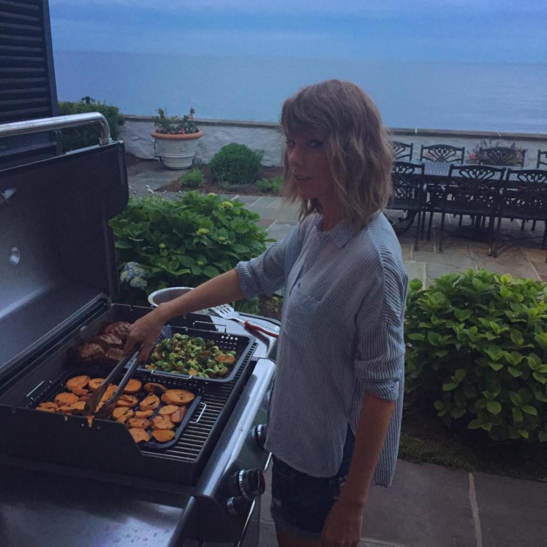 Taylor swift and friends at her Rhode Island home.