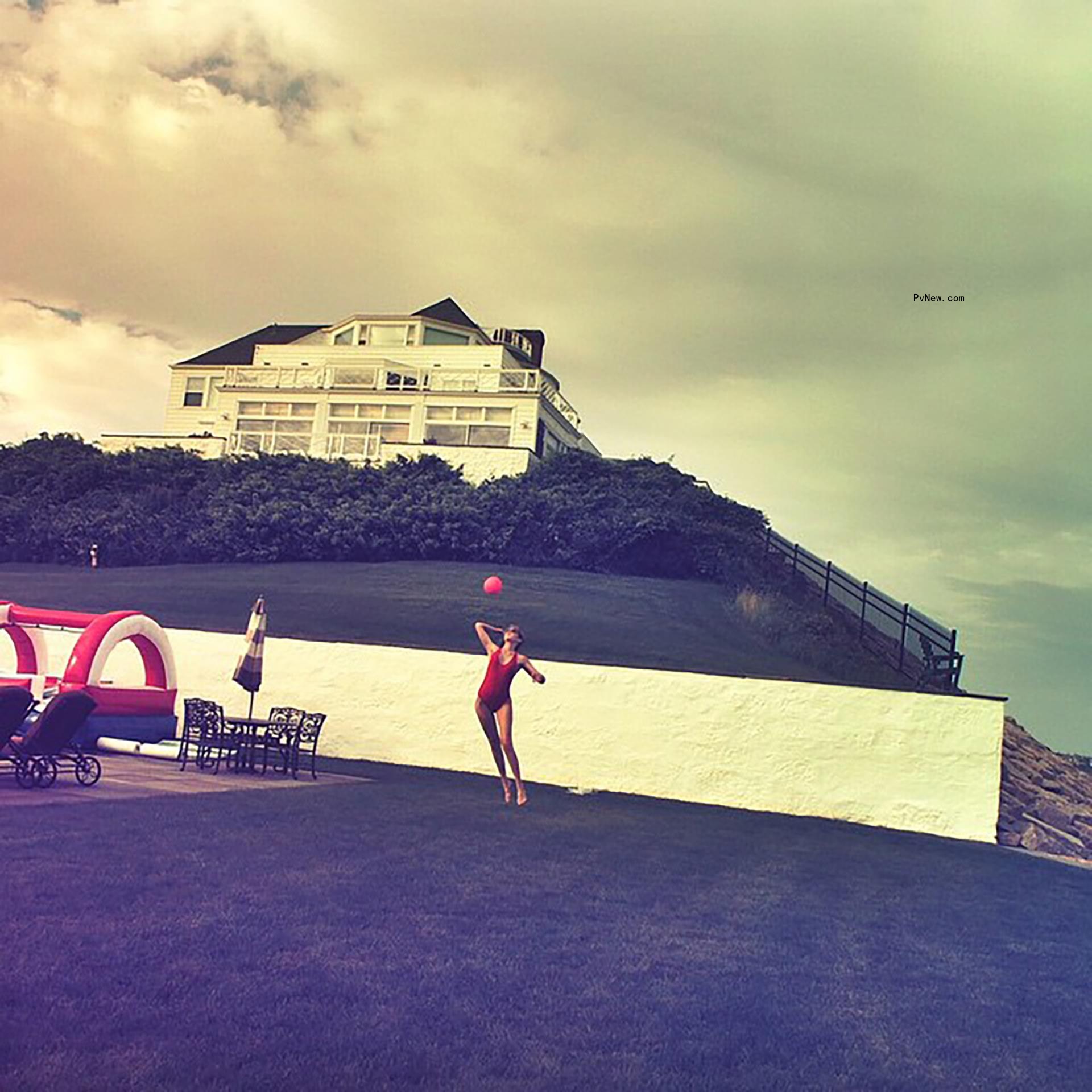 gigi hadid at Taylor Swifts Rhode Island home.