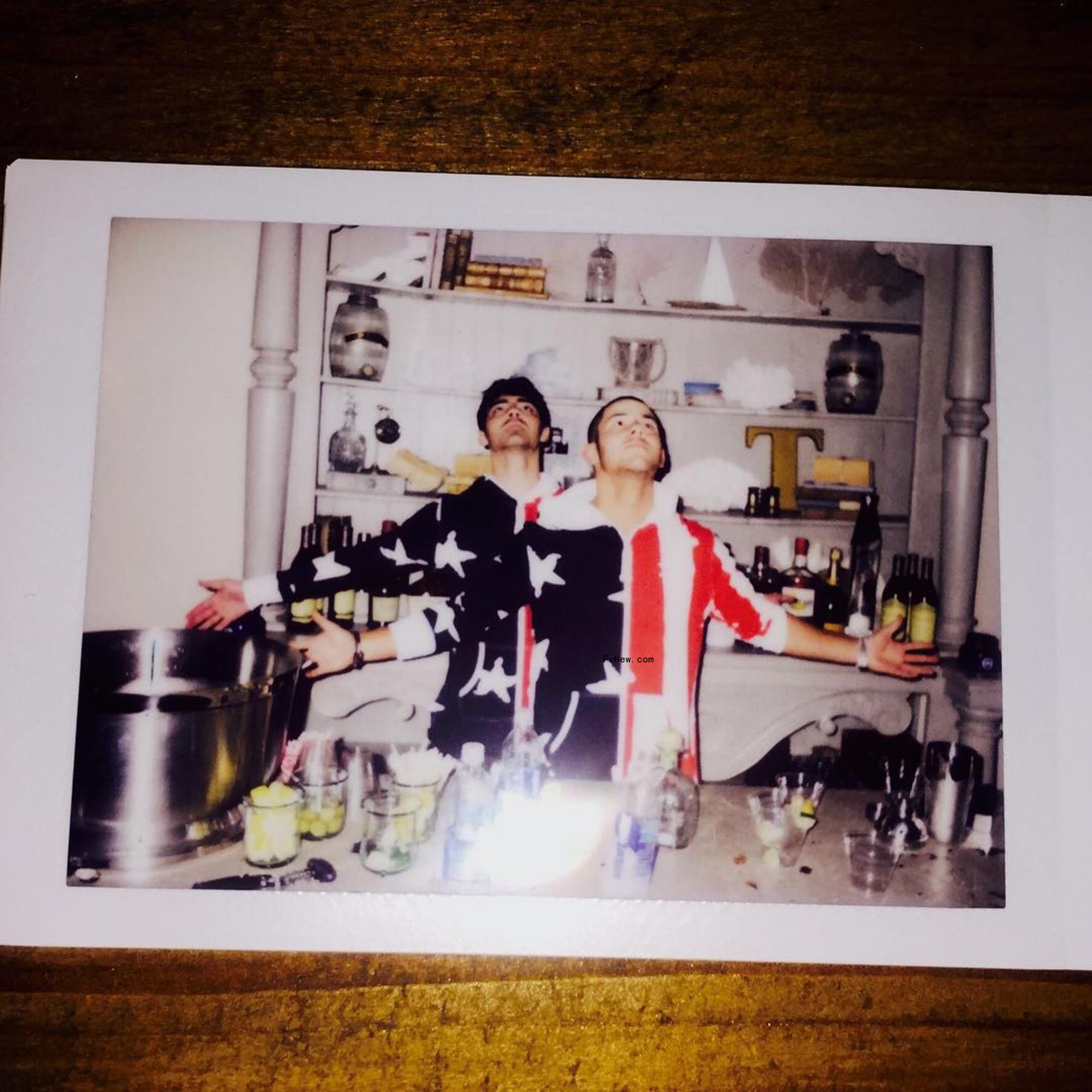 Joe and Nick Jo<i></i>nas at Taylor Swift's Rhode Island home.
