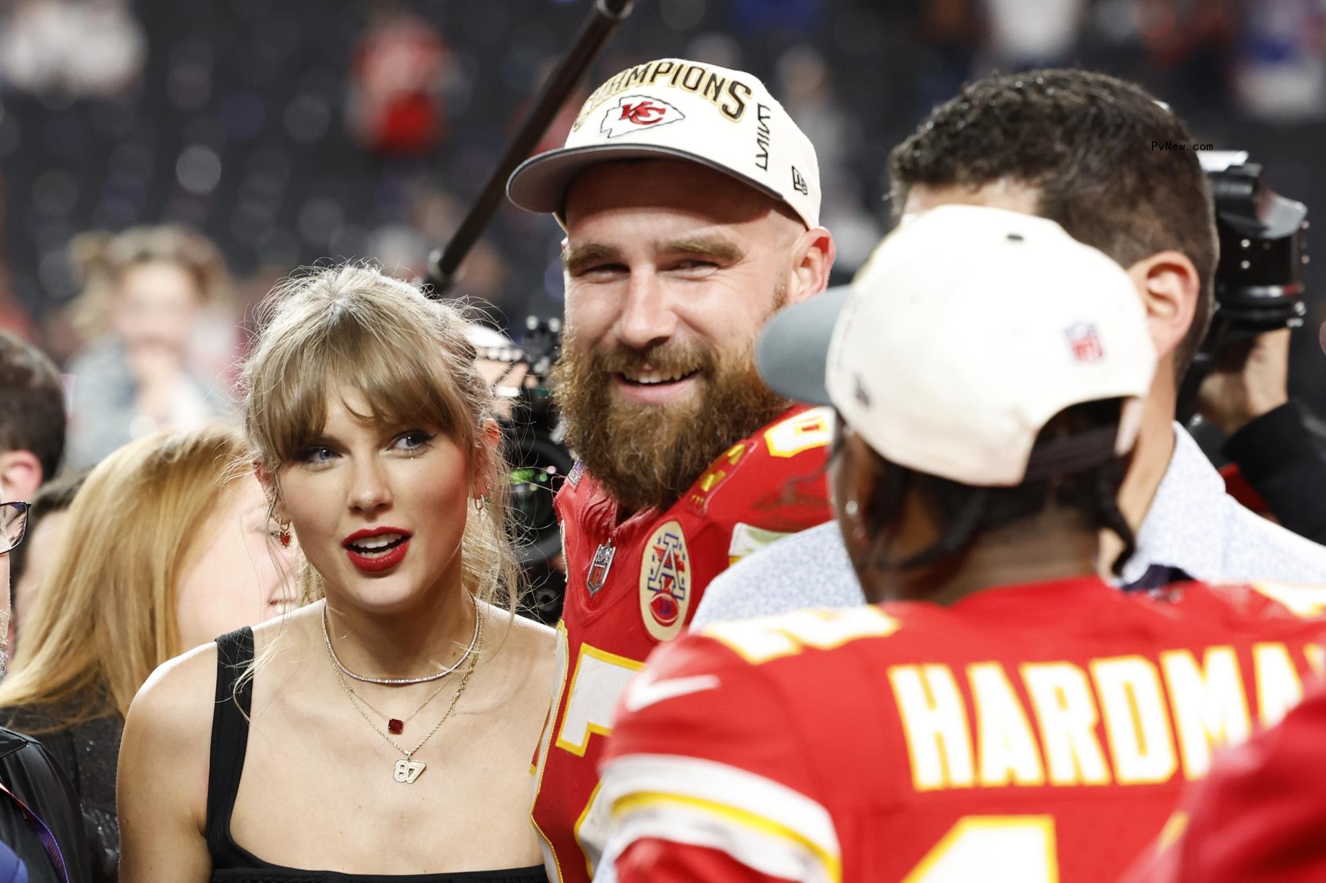 Travis Kelce and Taylor Swift hugging.