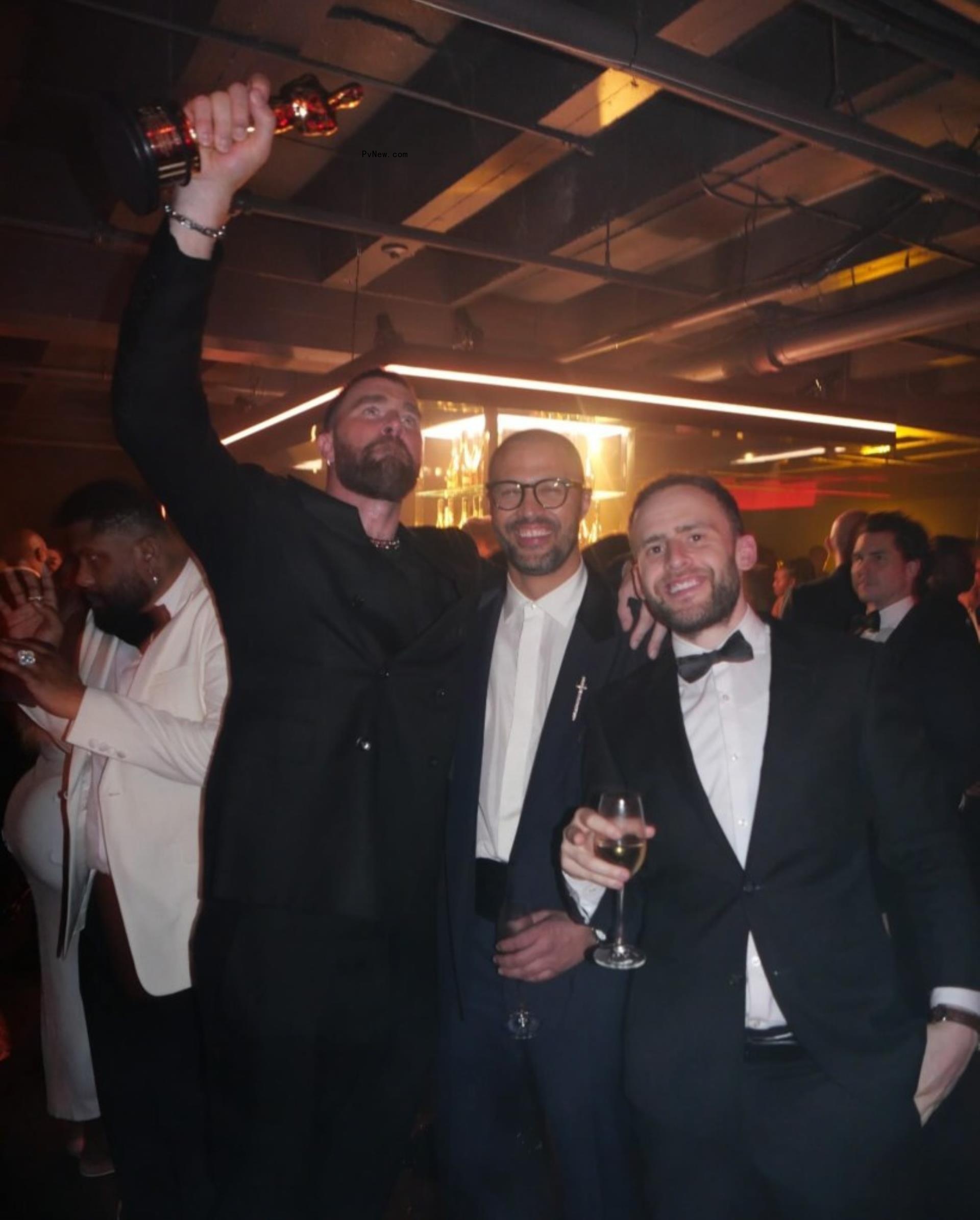 Travis Kelce havin<i></i>g fun at Beyo<i></i>nce and Jay-Z's post-Oscars party