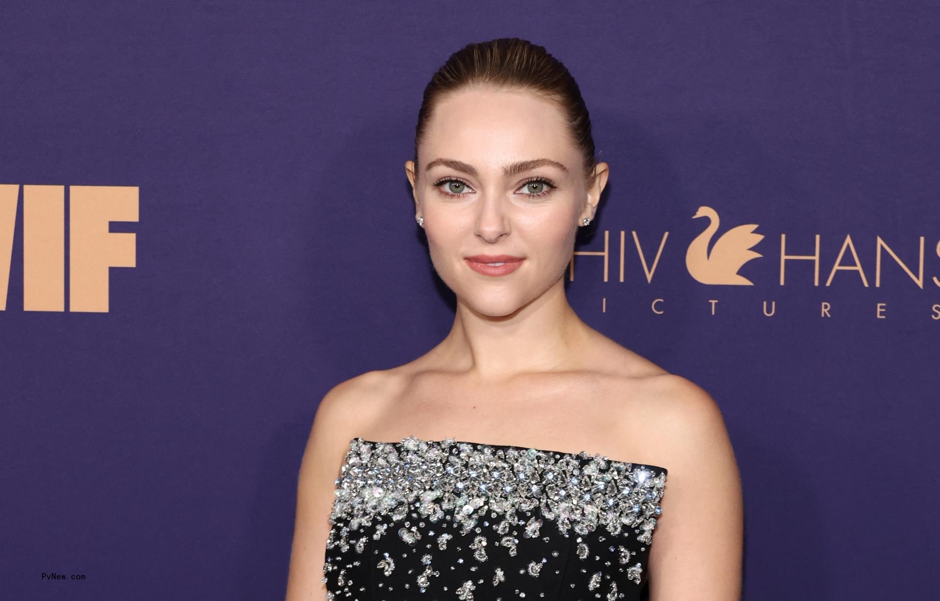 AnnaSophia Robb Joins NBC Drama Pilot ‘Grosse Pointe Garden Society’