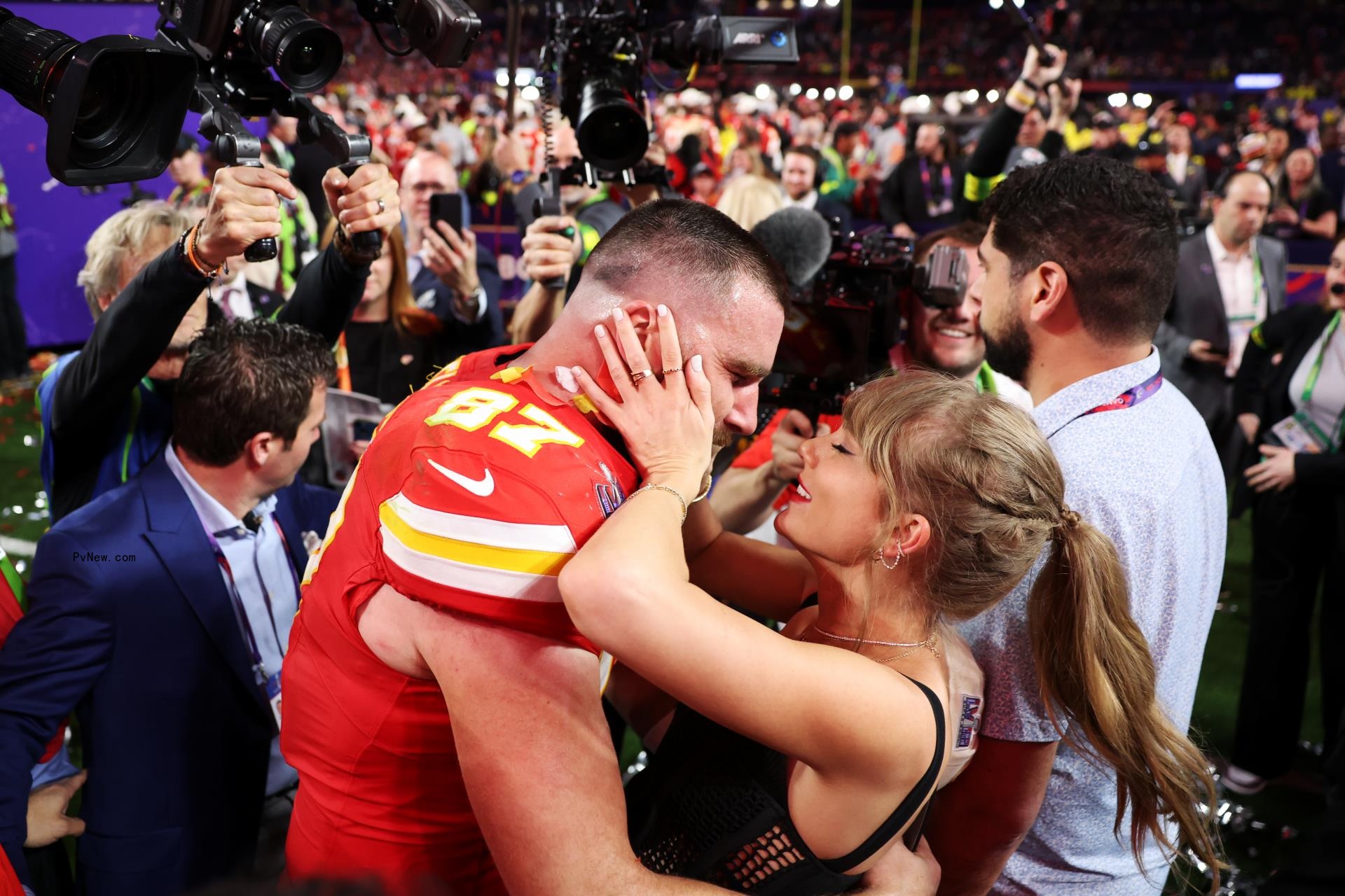 taylor swift holding o<i></i>nto travis kelce's face