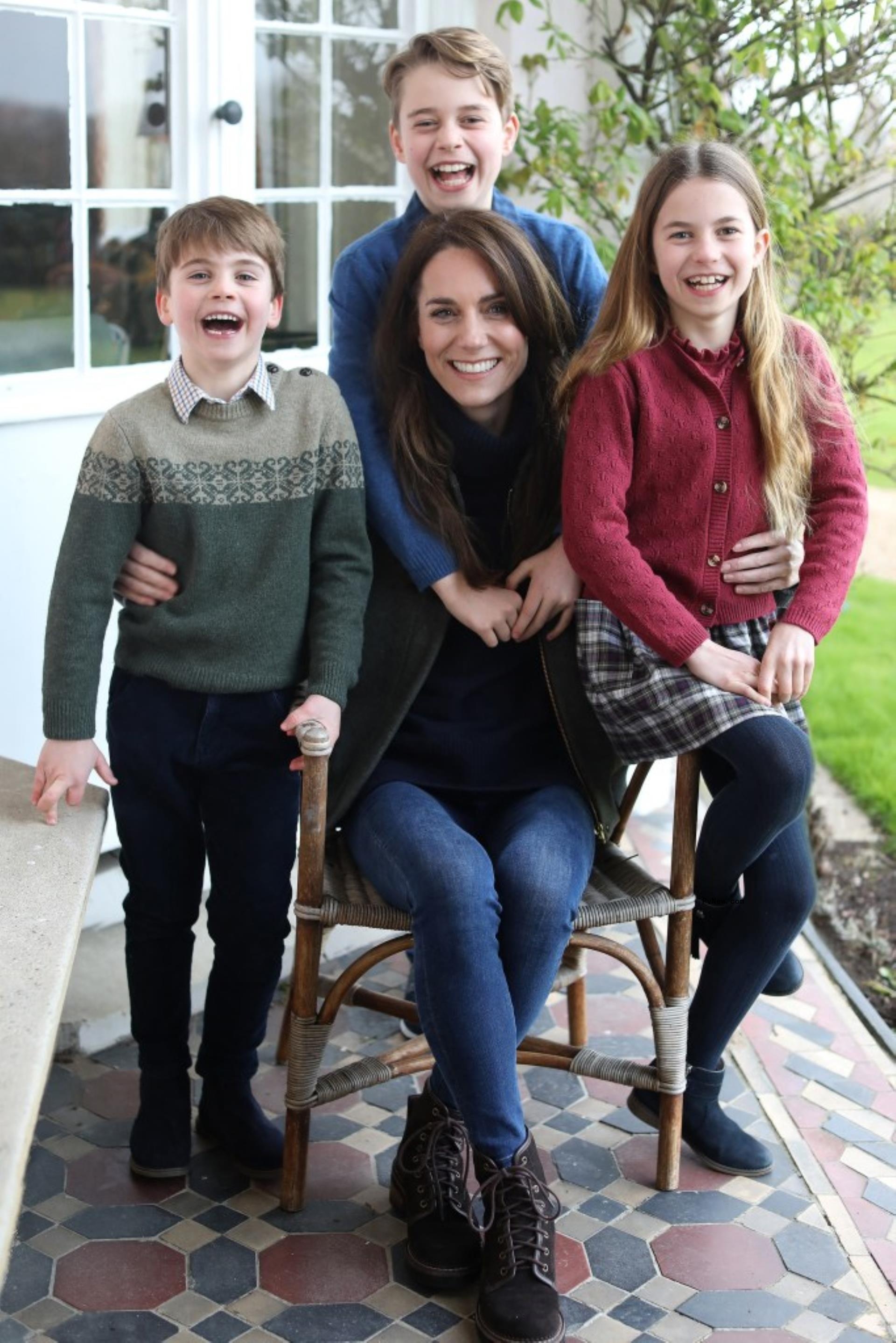 Photoshopped photo of Kate Middleton and her kids.