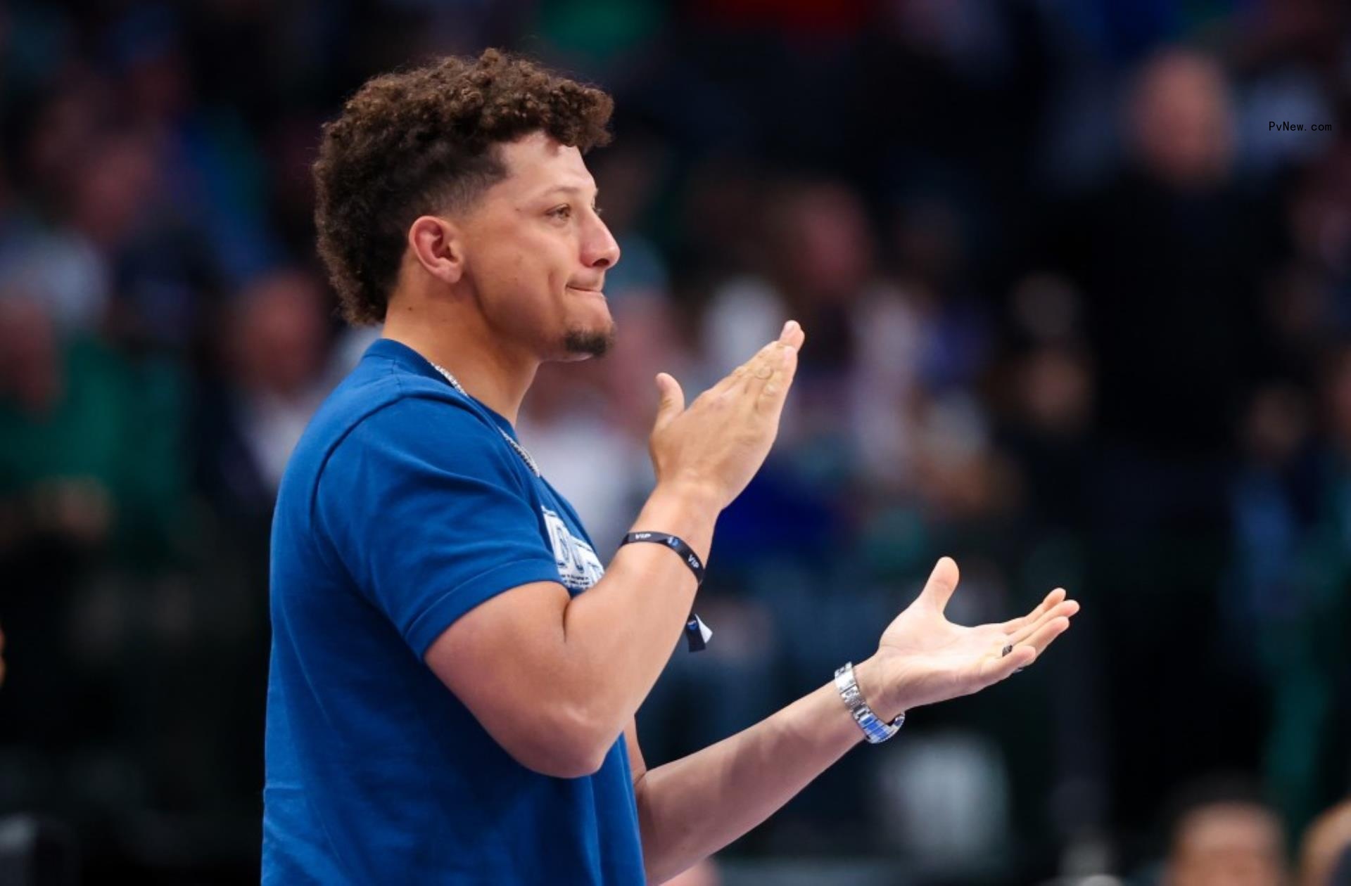 Patrick Mahomes clapping