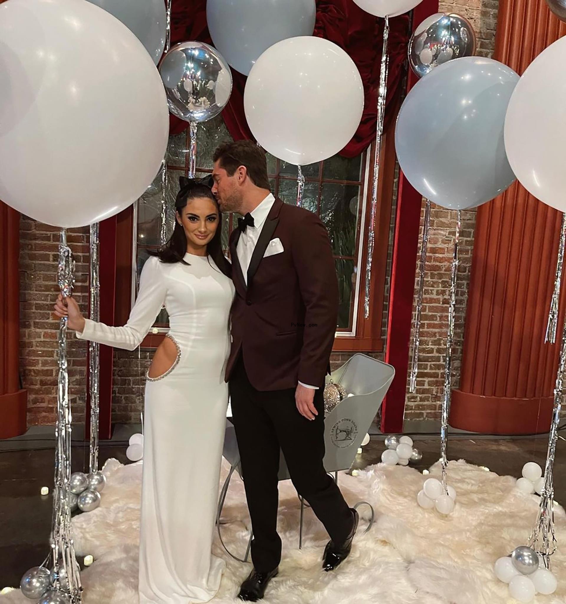 Craig Co<i></i>nover kissing Paige DeSorbo