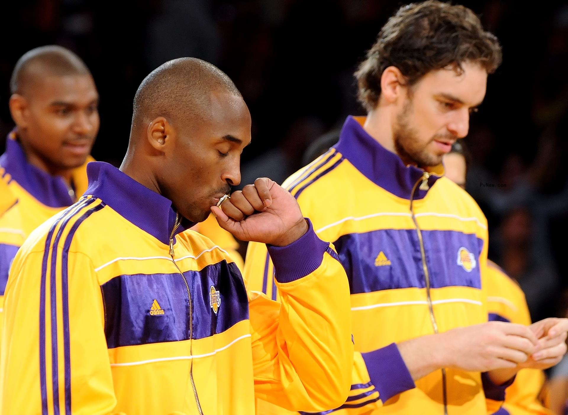 Kobe Bryant kissing his ring.