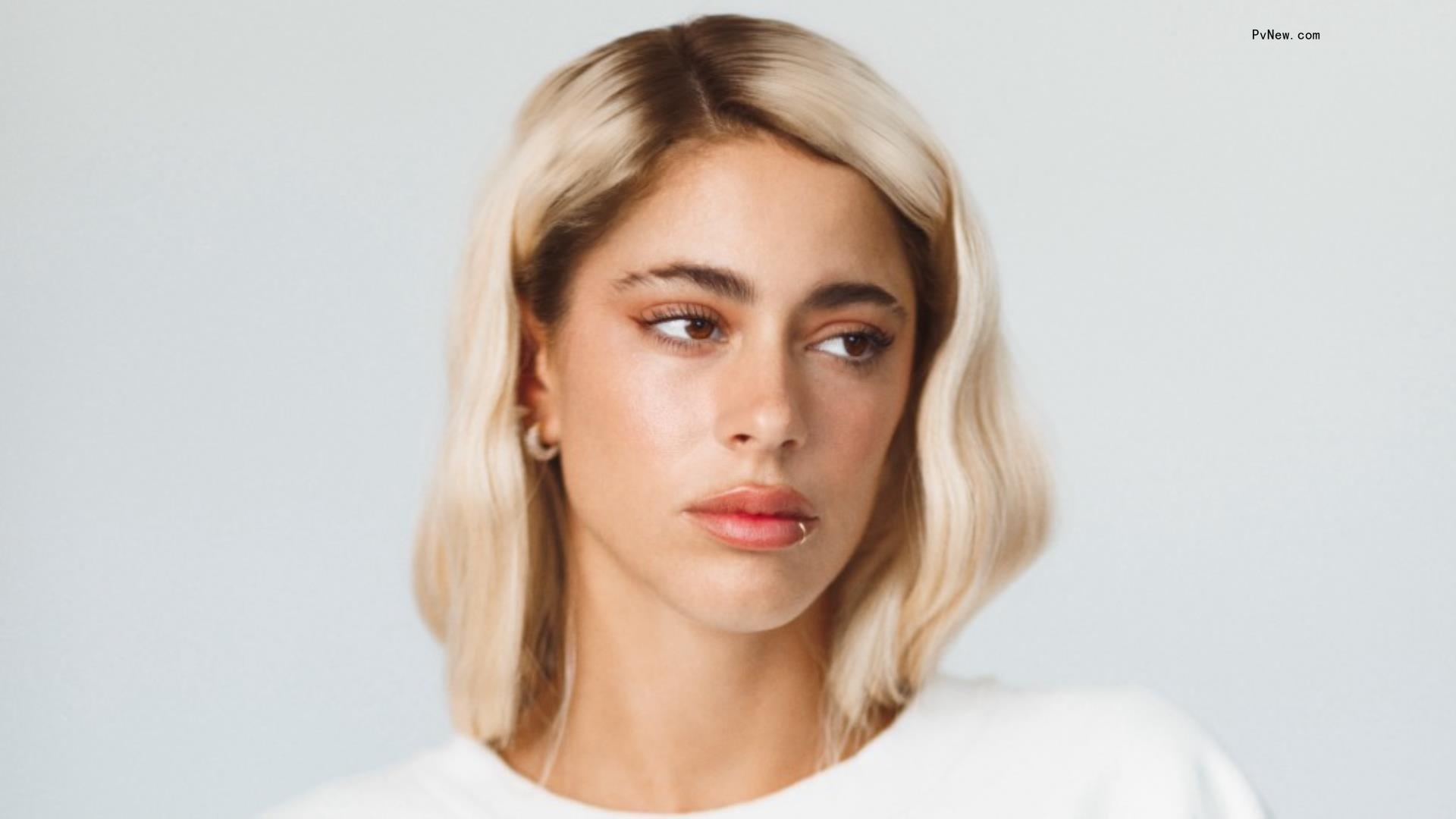 Argentinian Singer Tini Dro<i></i>ps ‘Very Intimate’ ‘Un Mechón de Pelo’ Album