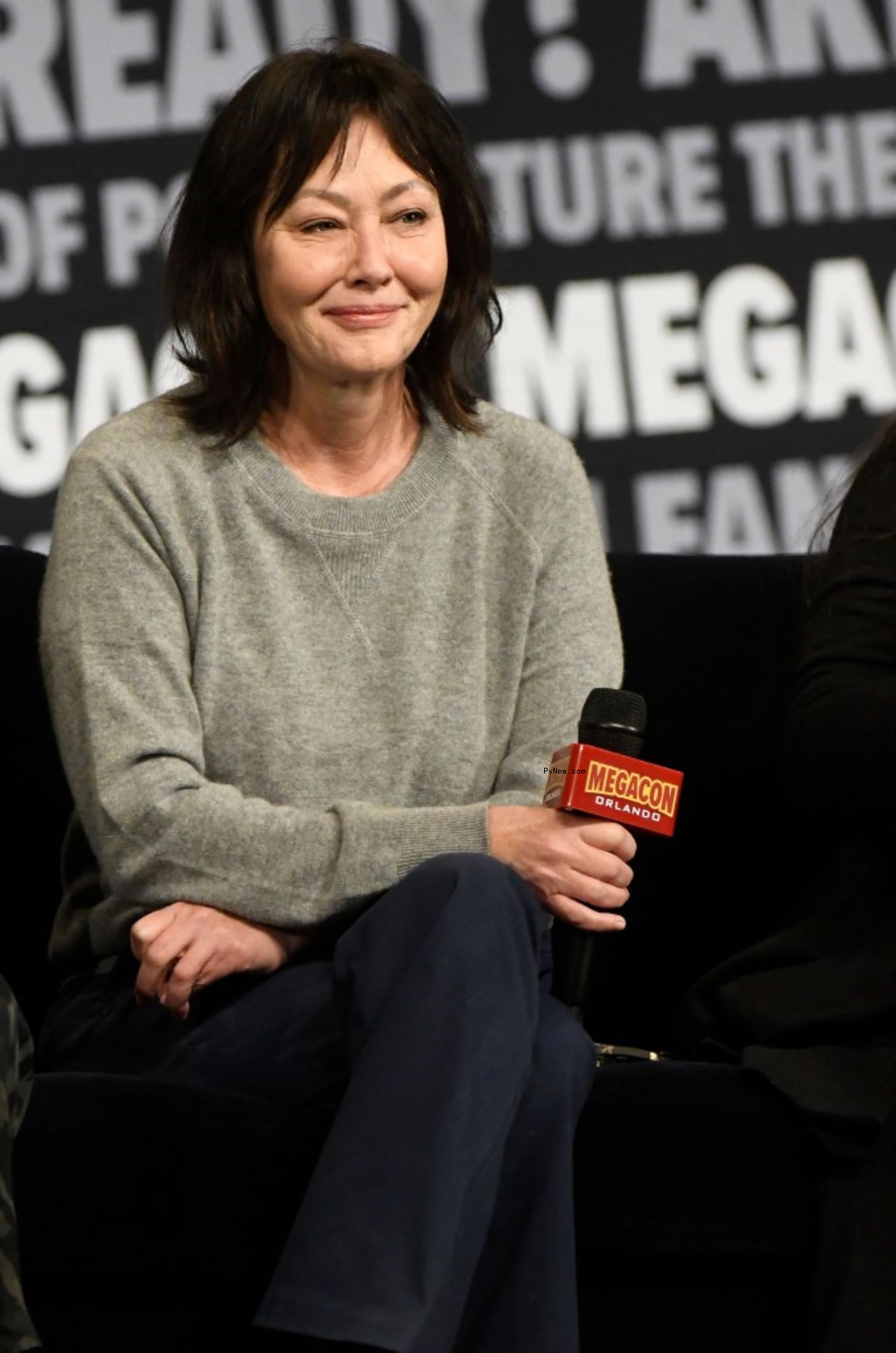 Shannen Doherty sitting