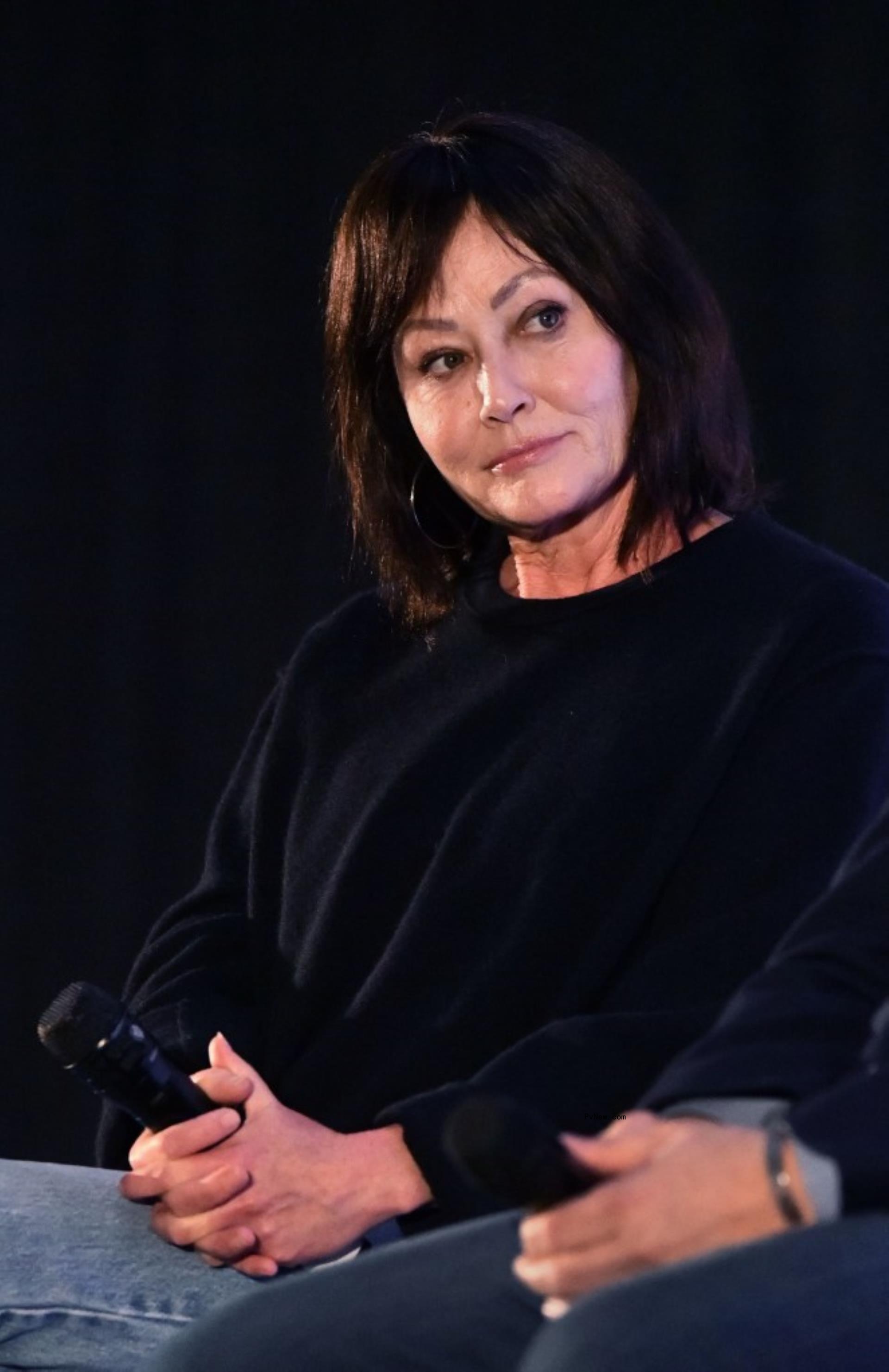 Shannen Doherty sitting