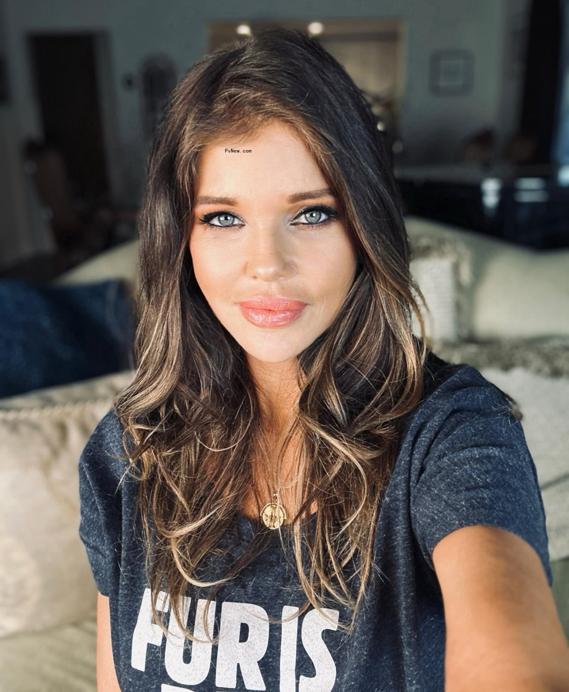 do<i></i>nna d'errico posing for PETA