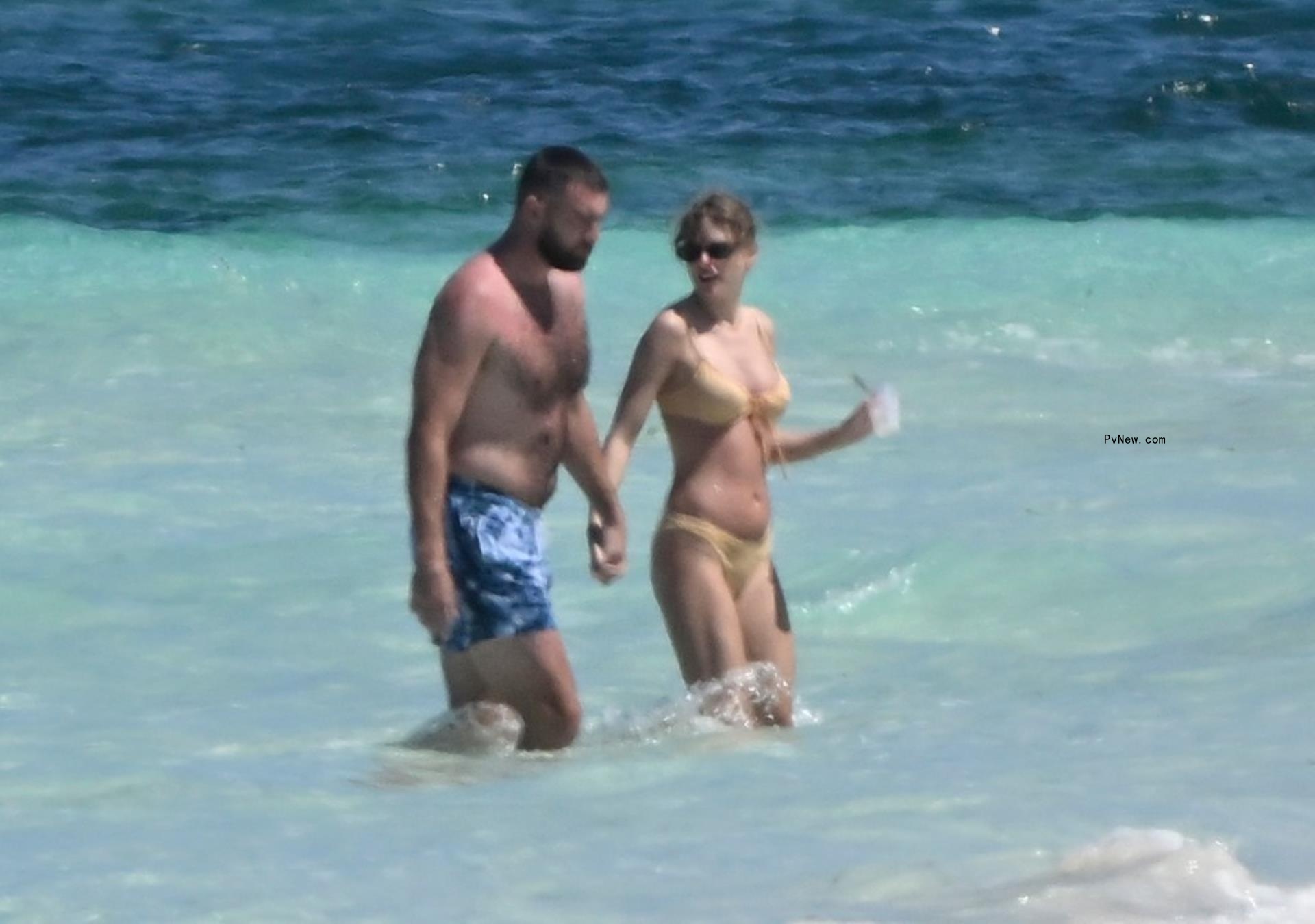 taylor swift and travis kelce in vacation in the bahamas