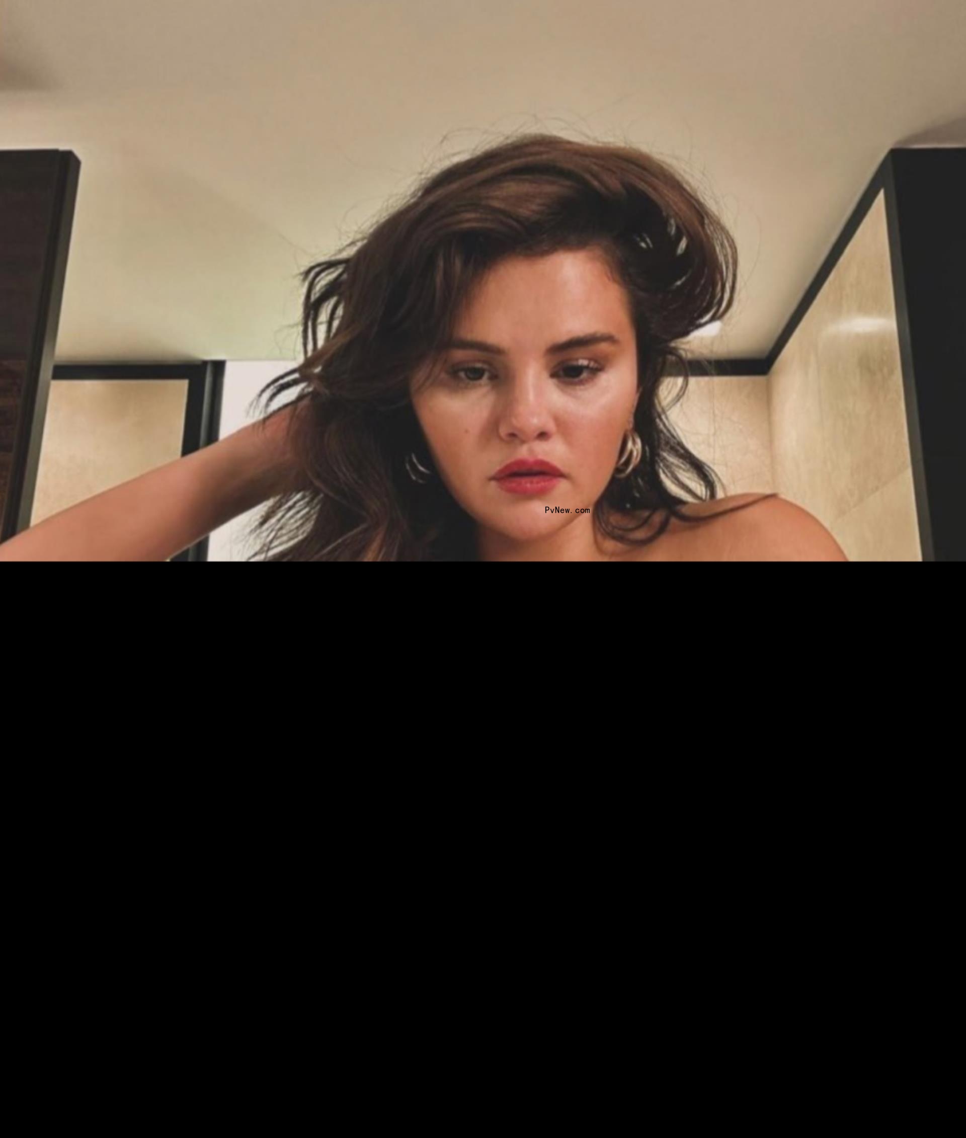 Selena Gomez bra selfie