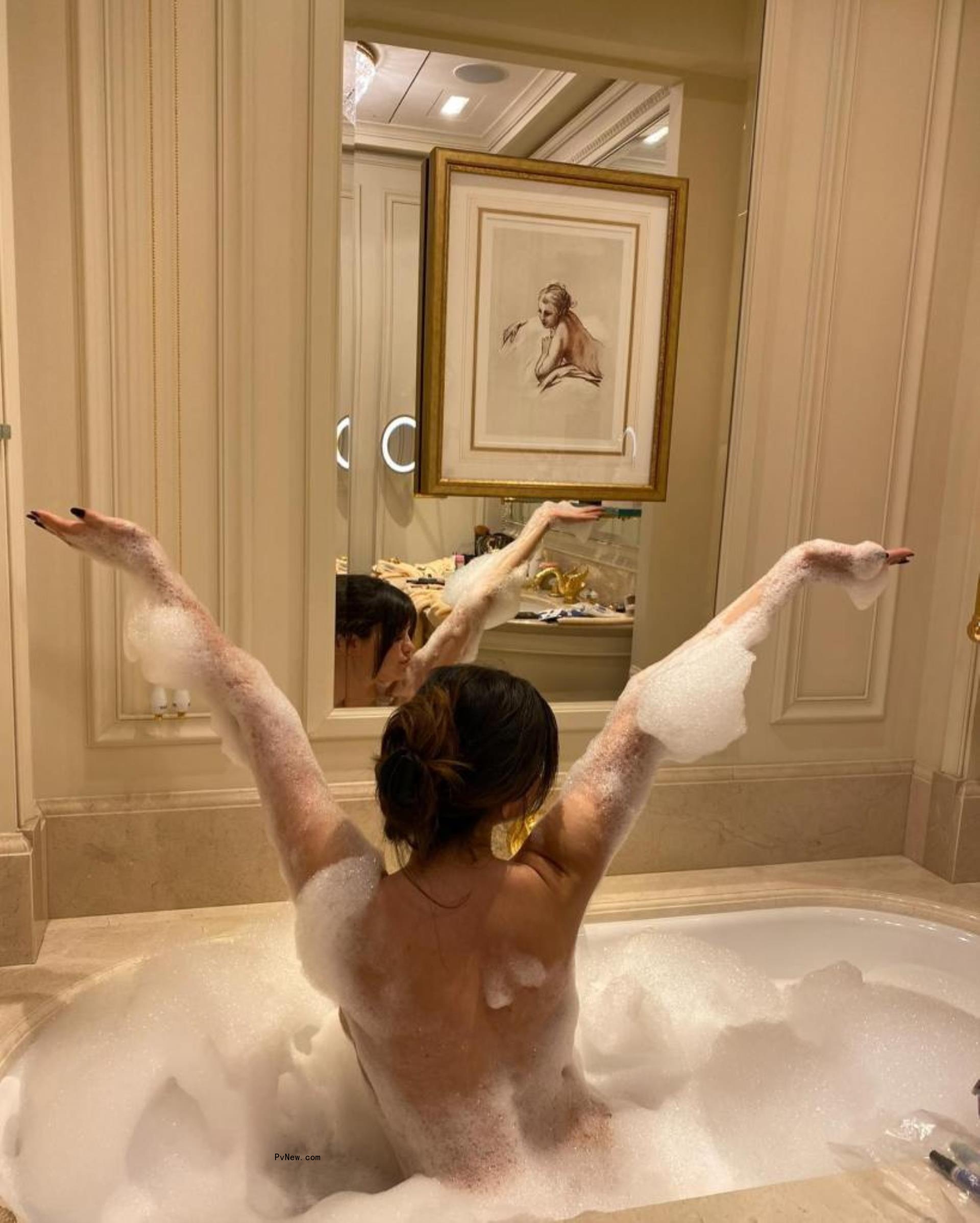 Selena Gomez bubble bath photo