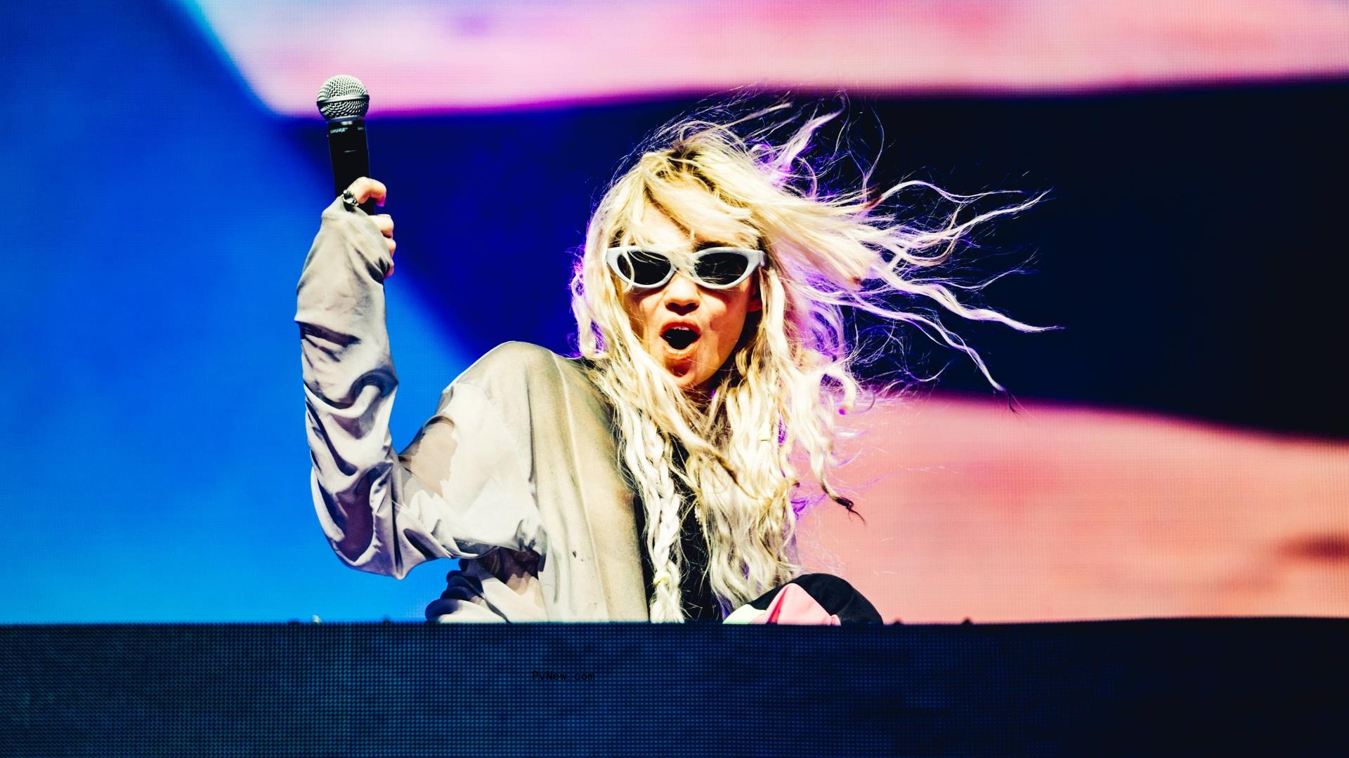 Grimes Apologizes for Calamitous Coachella Set: ‘Plz Forgive Me!’