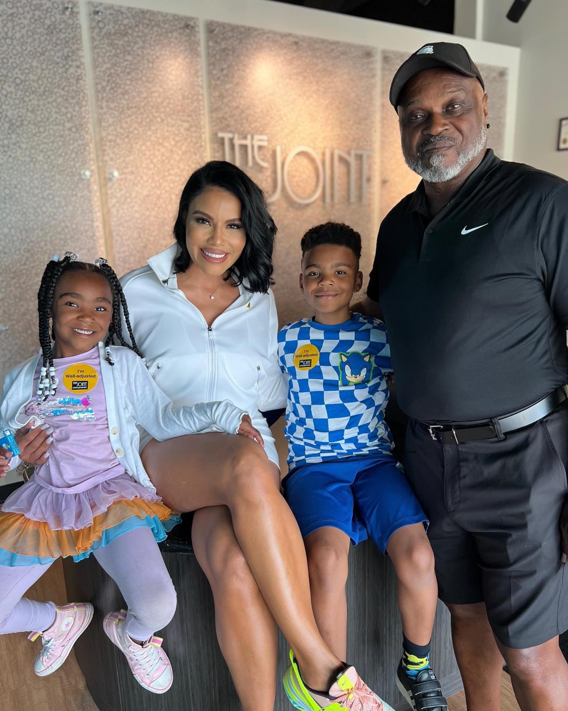 Mia Thornton and Gordon Thornton posing with their kids