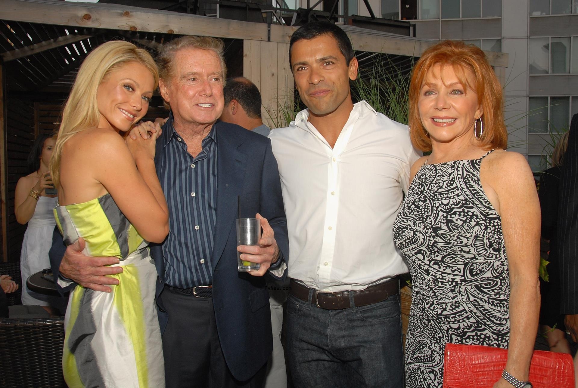 Kelly Ripa, Regis Philbin, Mark Co<i></i>nsuelos and Joy Philbin