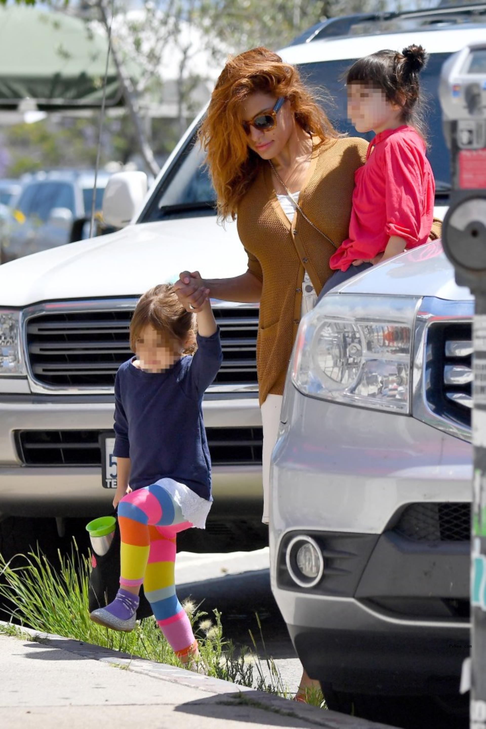 Eva Mendes holding her daughters. 