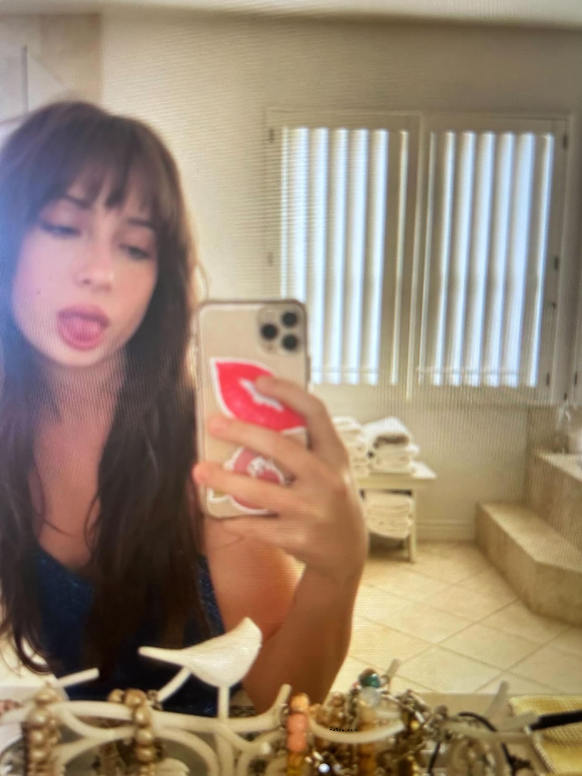 A mirror selfie of Ava Baroni.