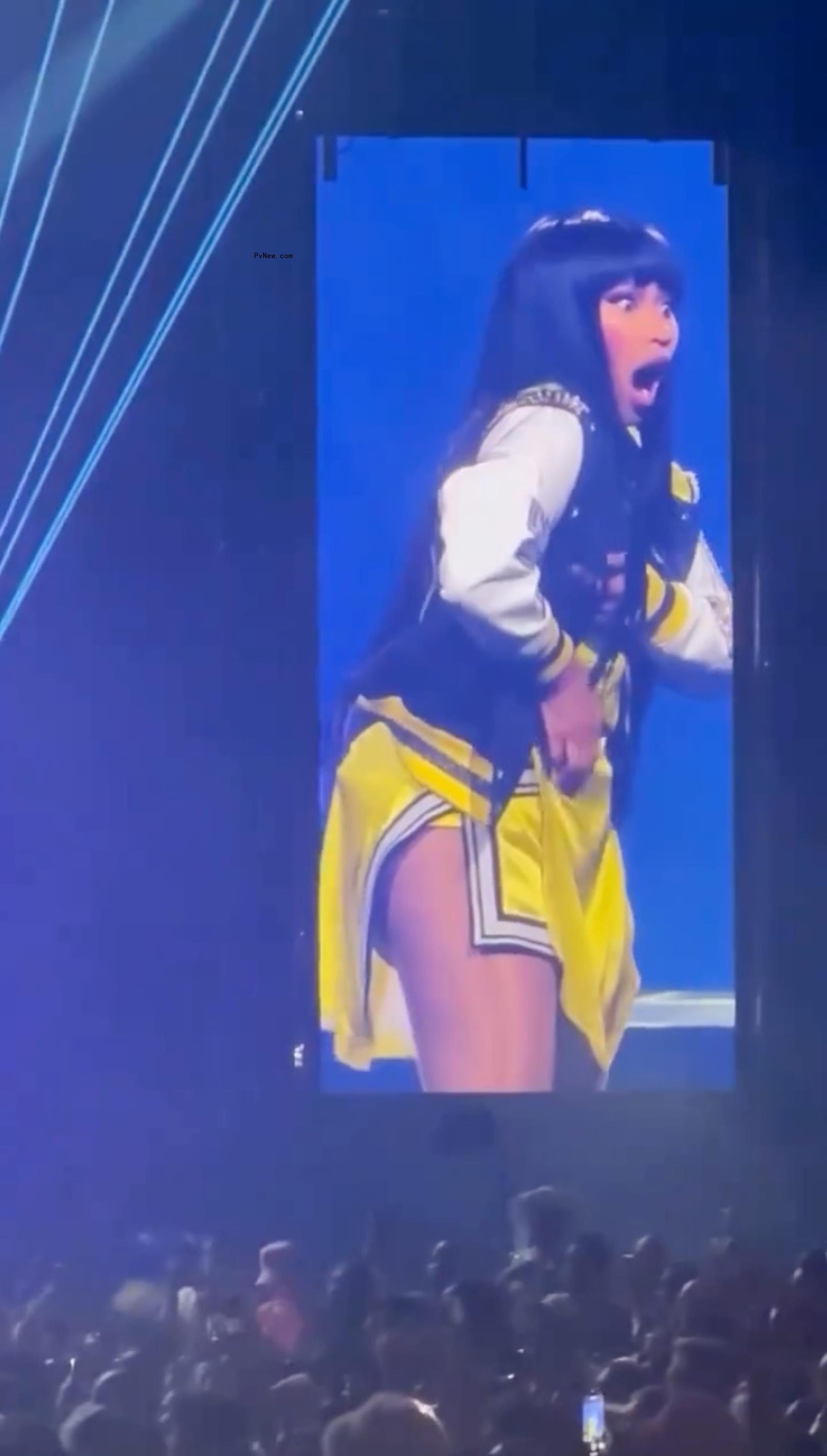 Nicki Minaj shocked trying to put boob back in her dress on stage in Orlando
