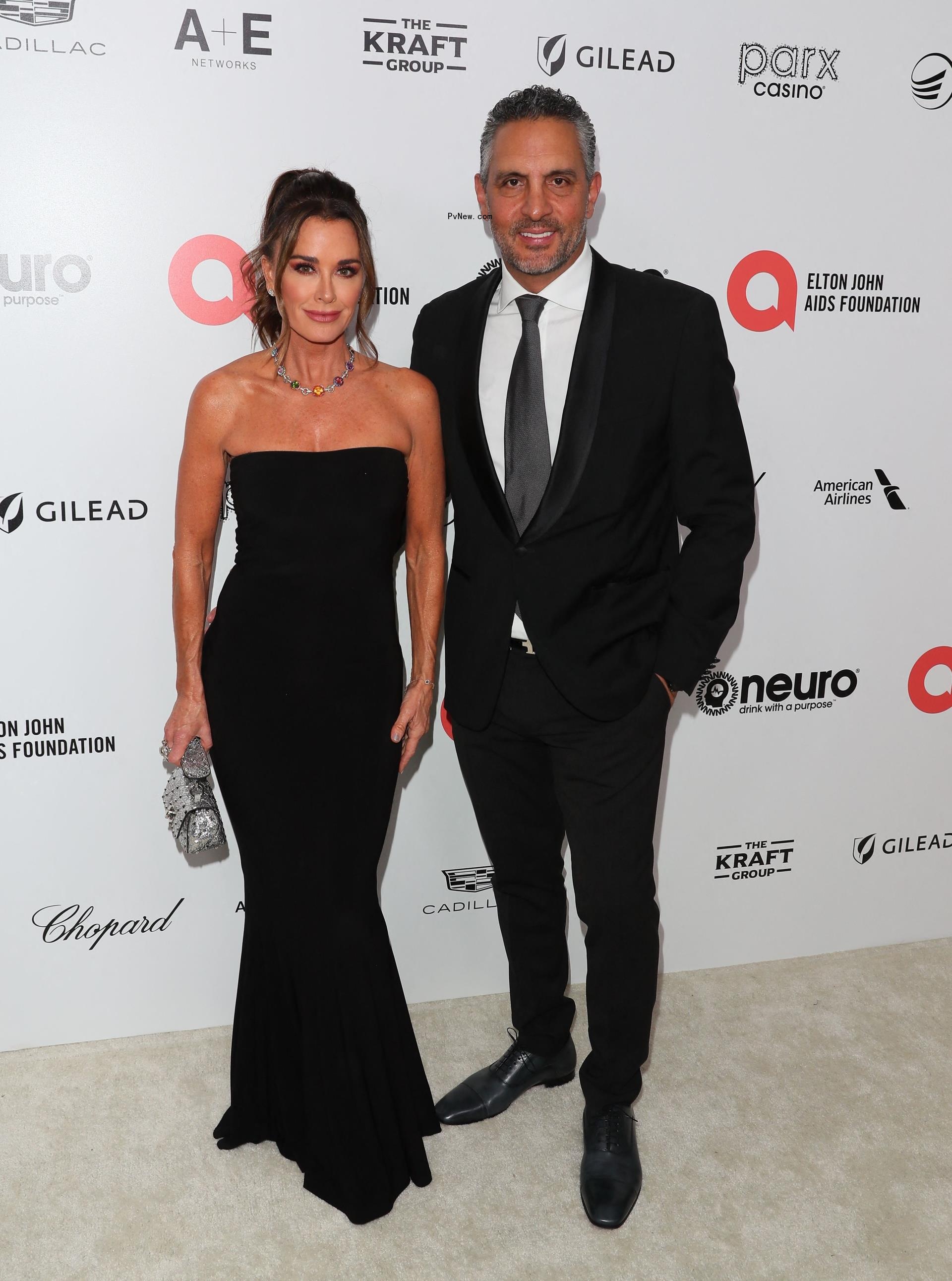 Kyle Richards and Mauricio Umansky posing together