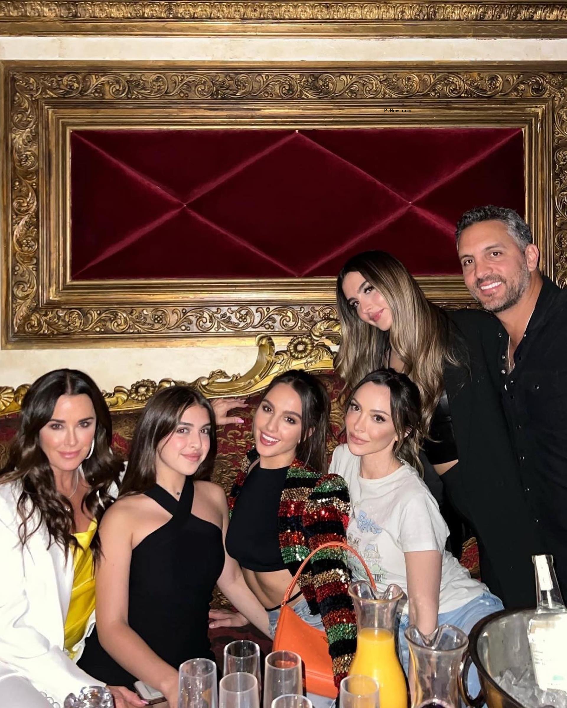 Kyle Richards and Mauricio Umansky posing together