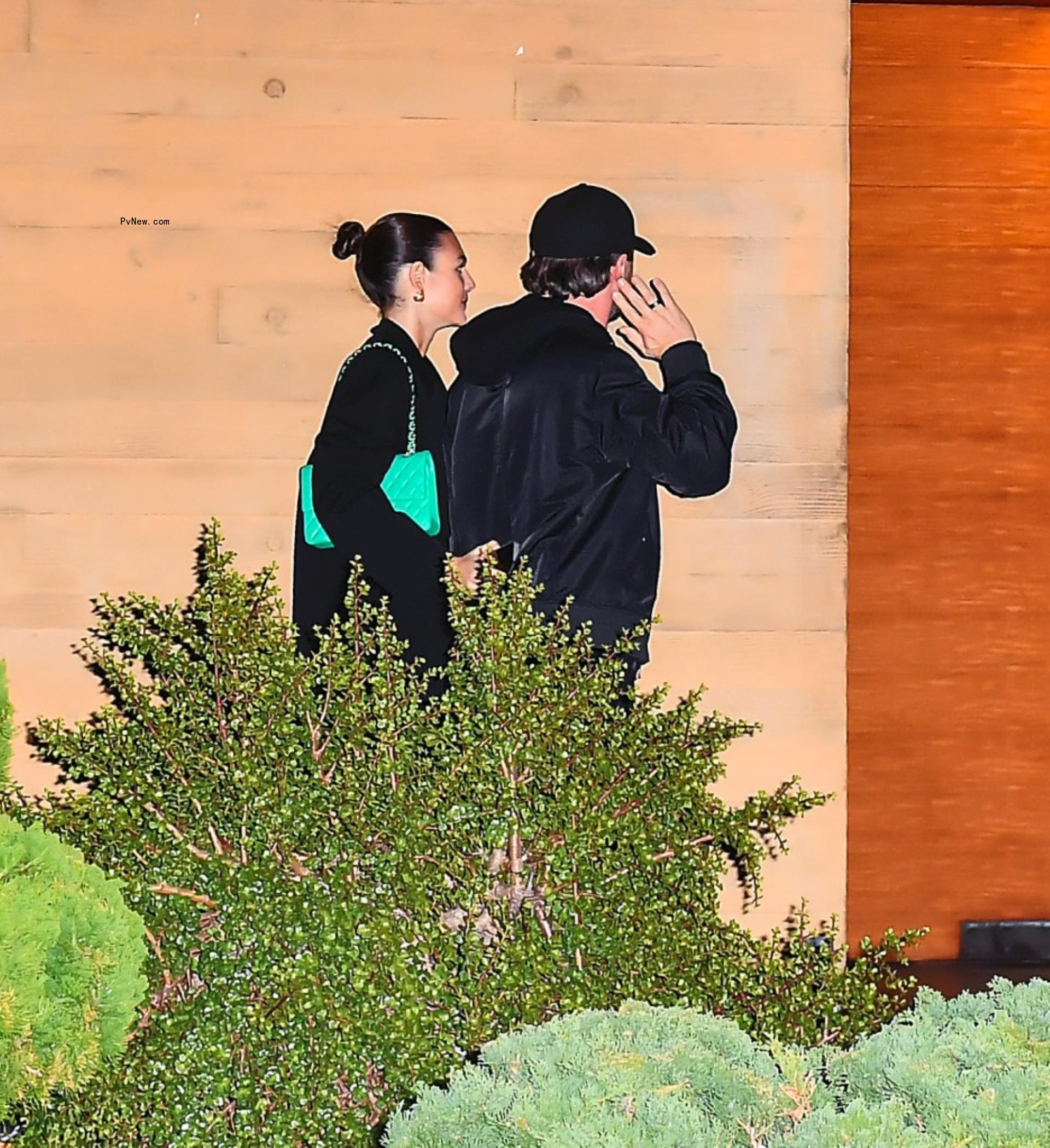 Leo<i></i>nardo DiCaprio and Vittoria Ceretti holding hands. 