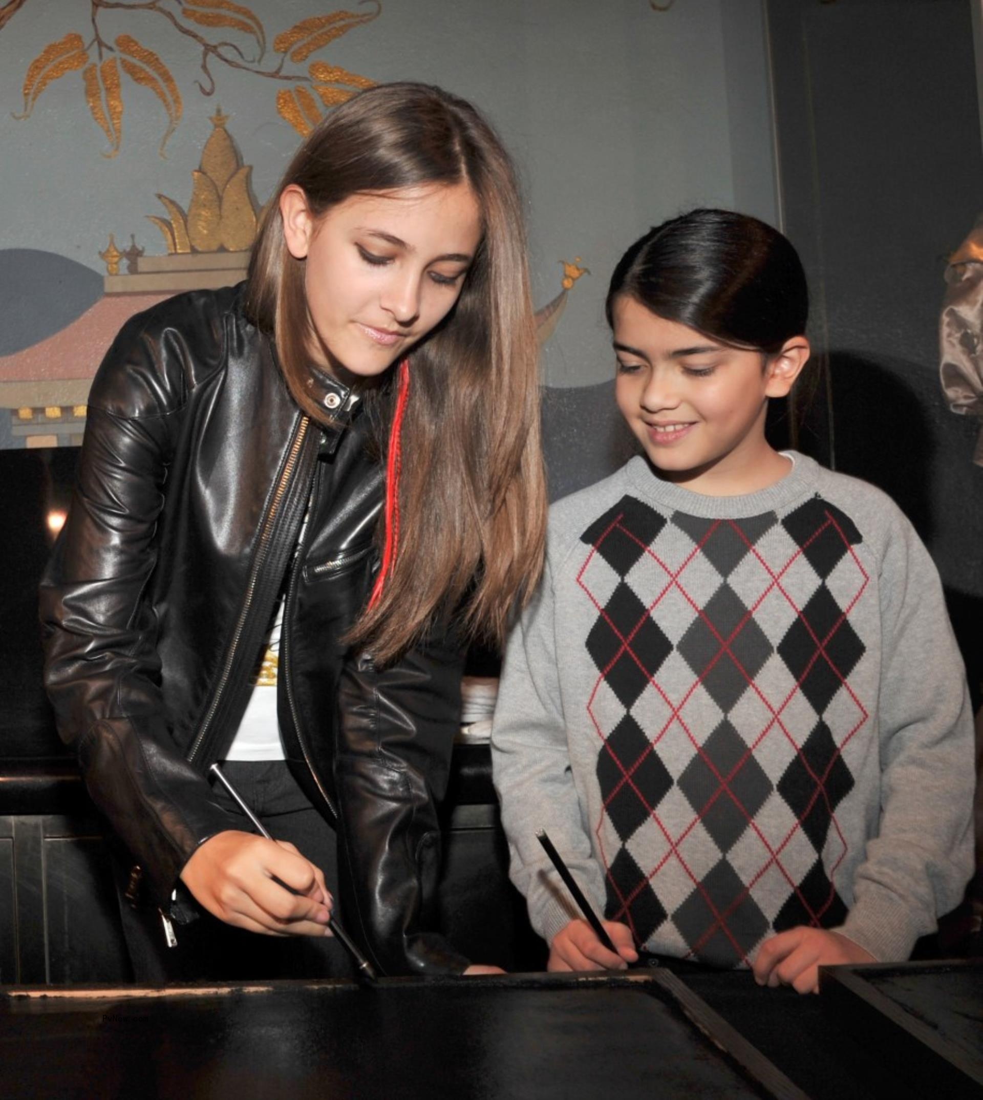 Paris Jackson and Bigi Jackson in 2012