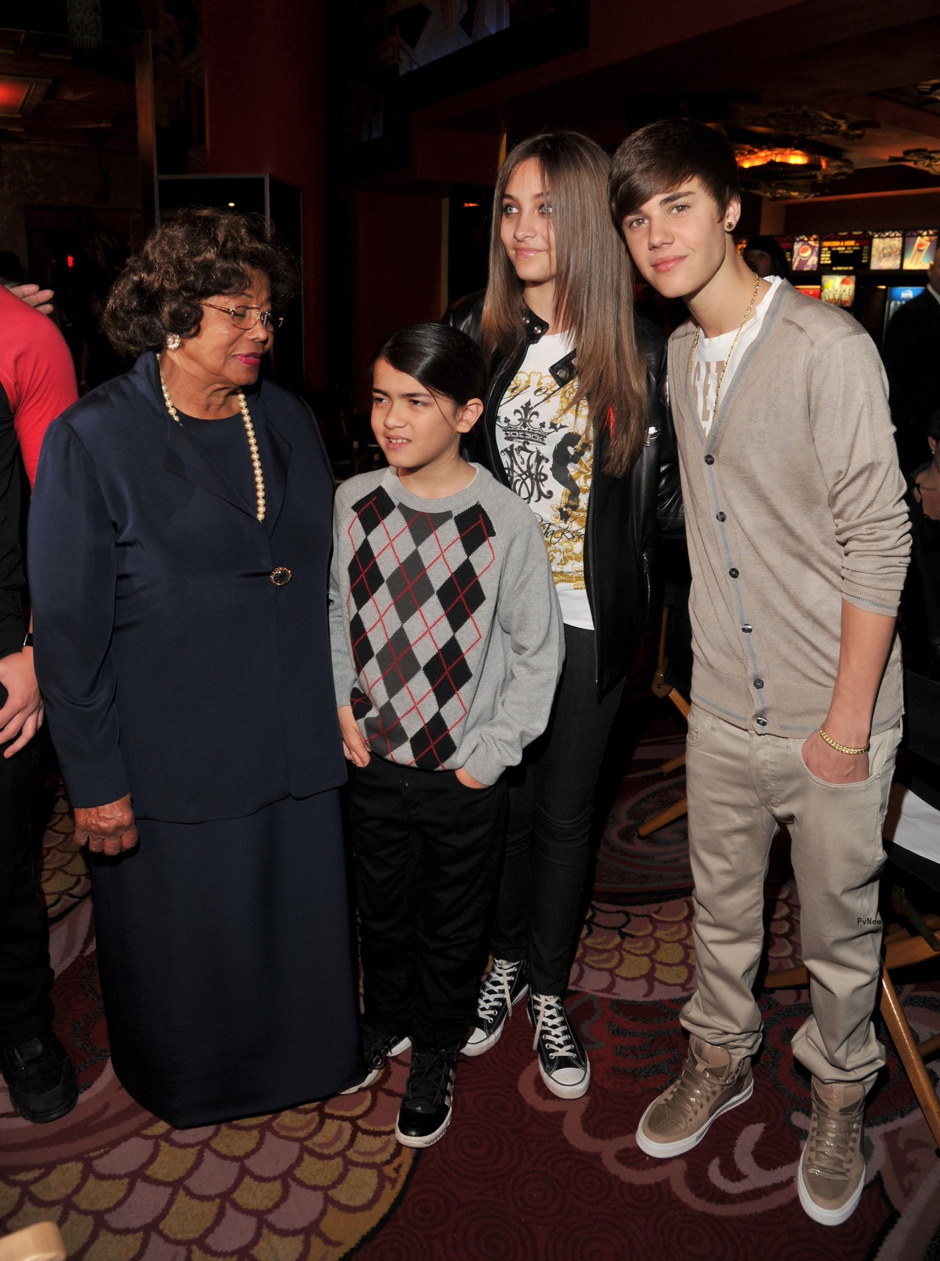 Katherine Jackson, Bigi Jackson, Paris Jackson, and Justin Bieber at the immortalization of Michael Jackson in 2012.