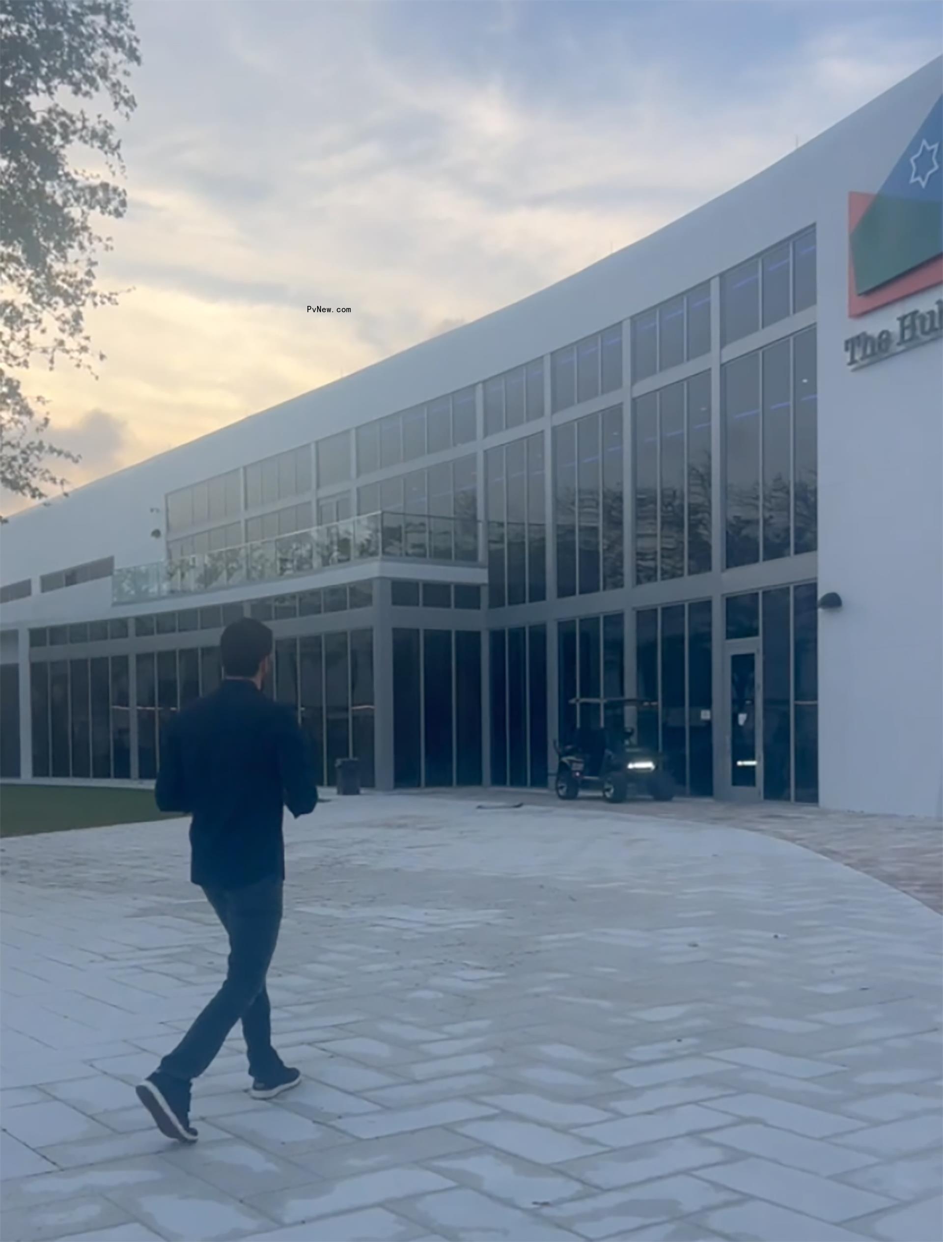 Joaquim Valente walking into a venue.