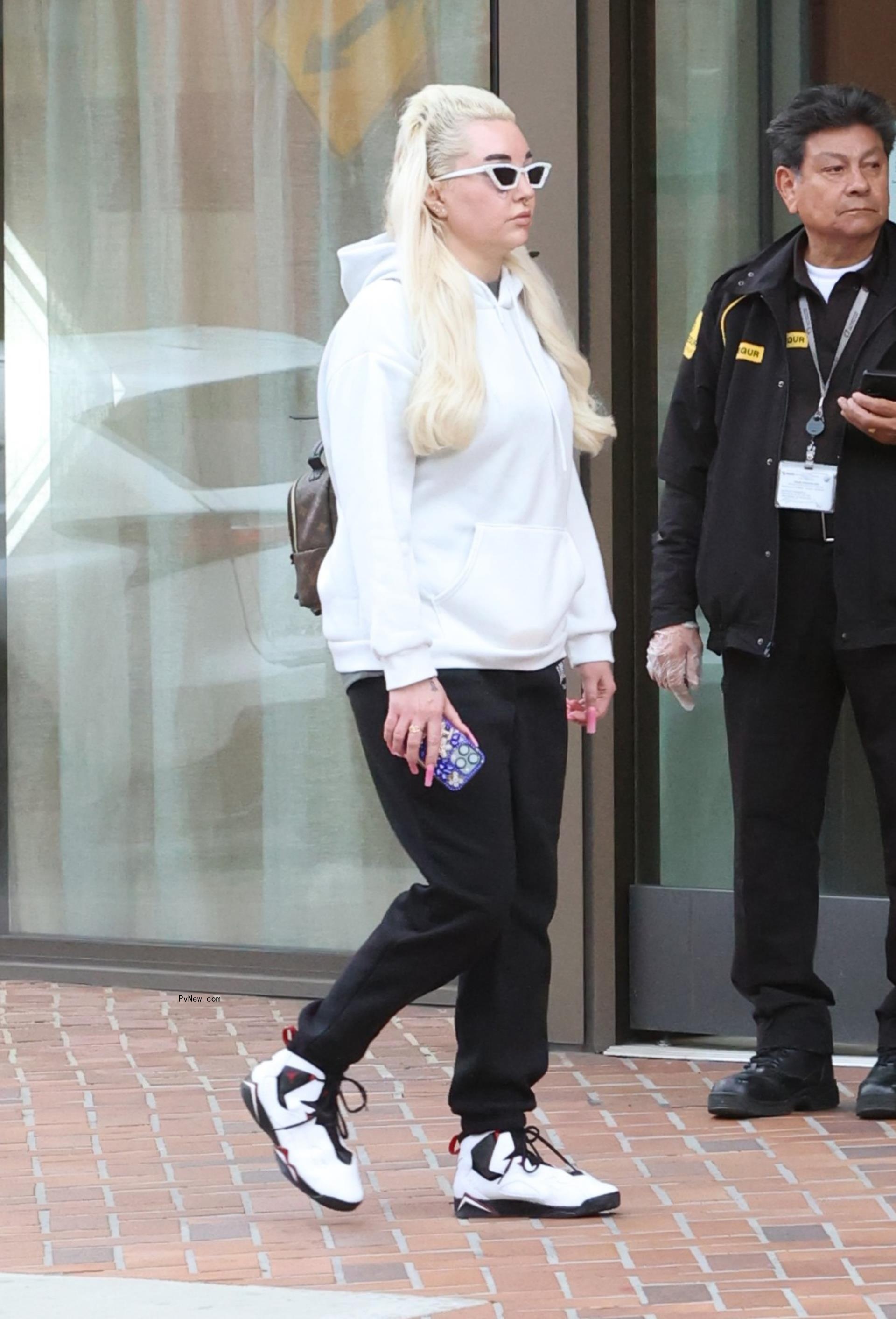 amanda bynes walking