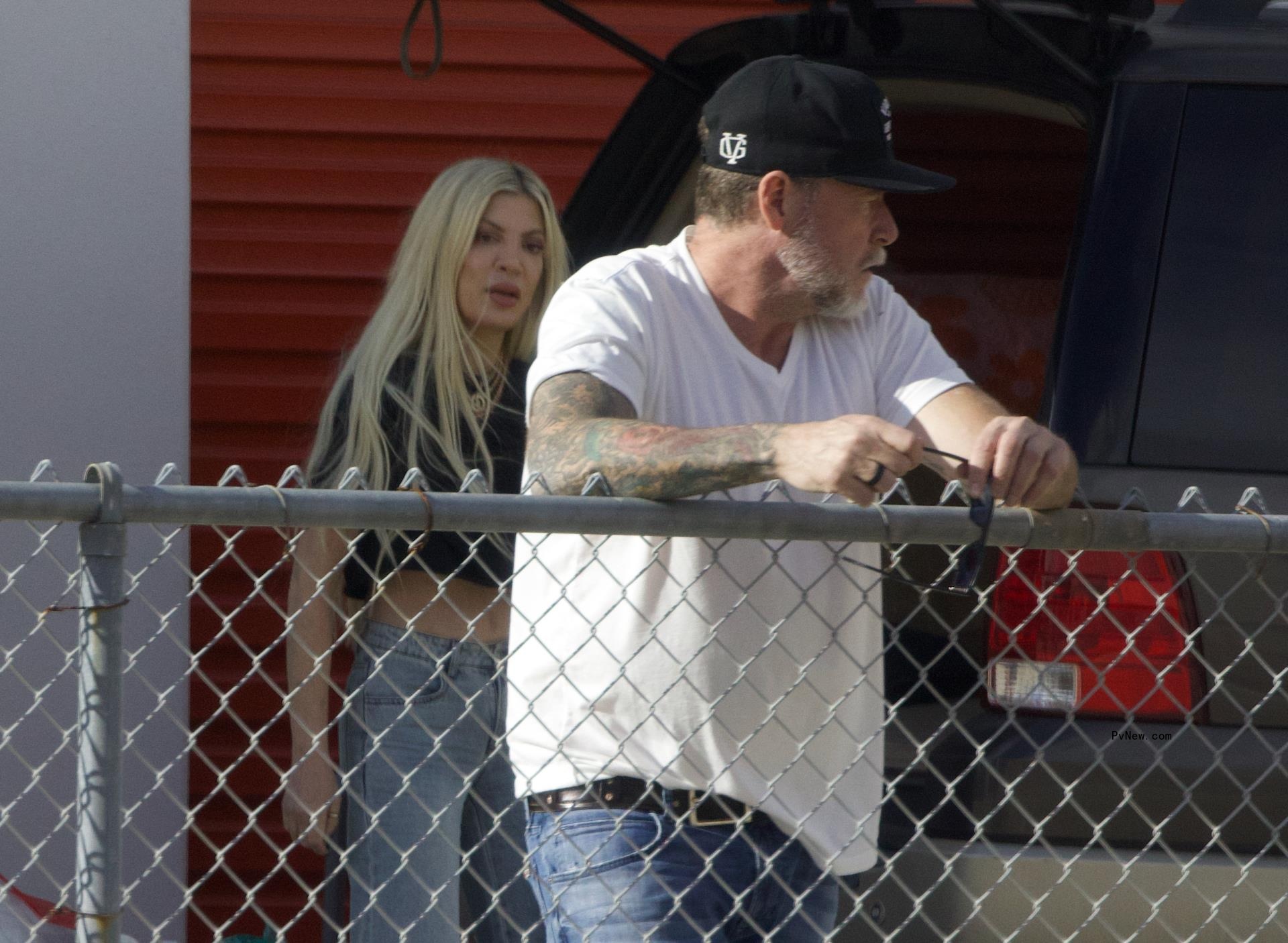 Tori Spelling and Dean McDermott talking