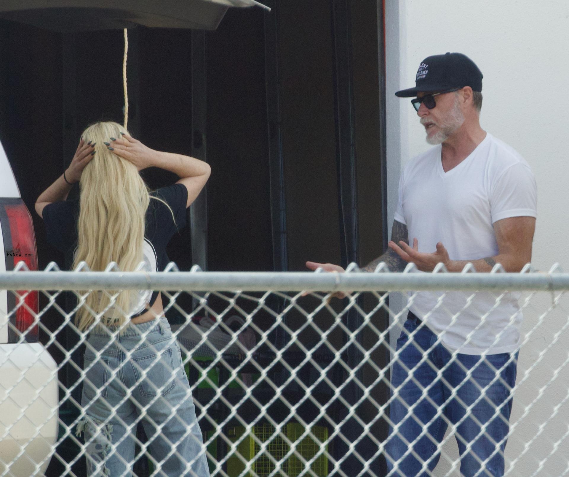 Tori Spelling and Dean McDermott talking