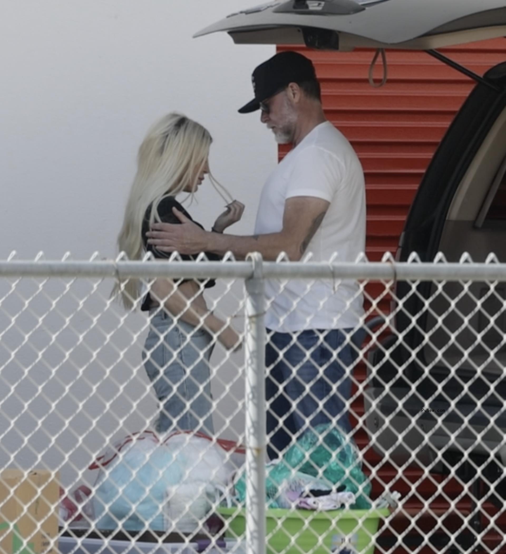 Dean McDermott comforting Tori Spelling