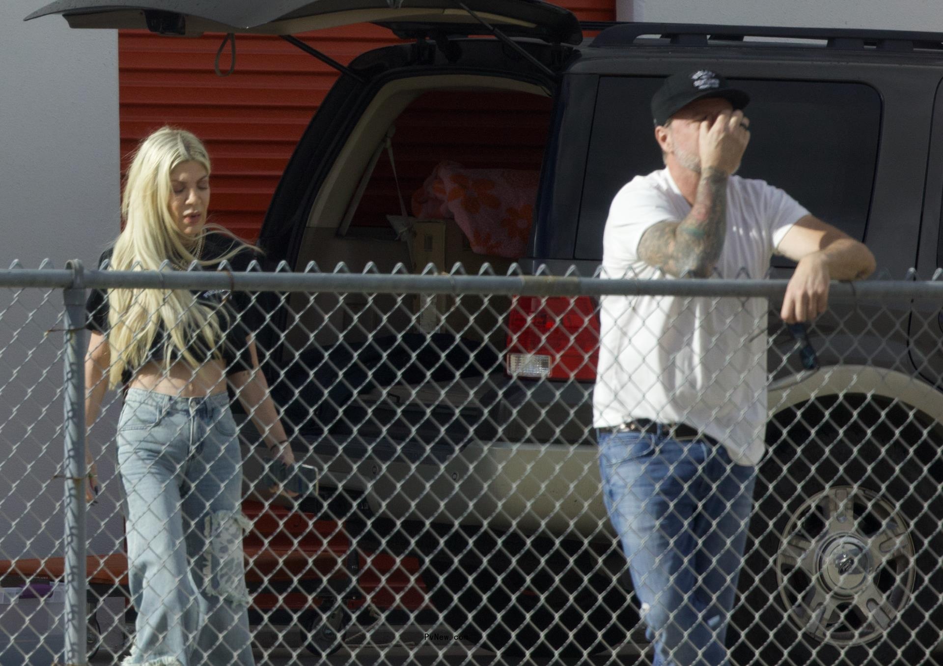 Tori Spelling and Dean McDermott talking