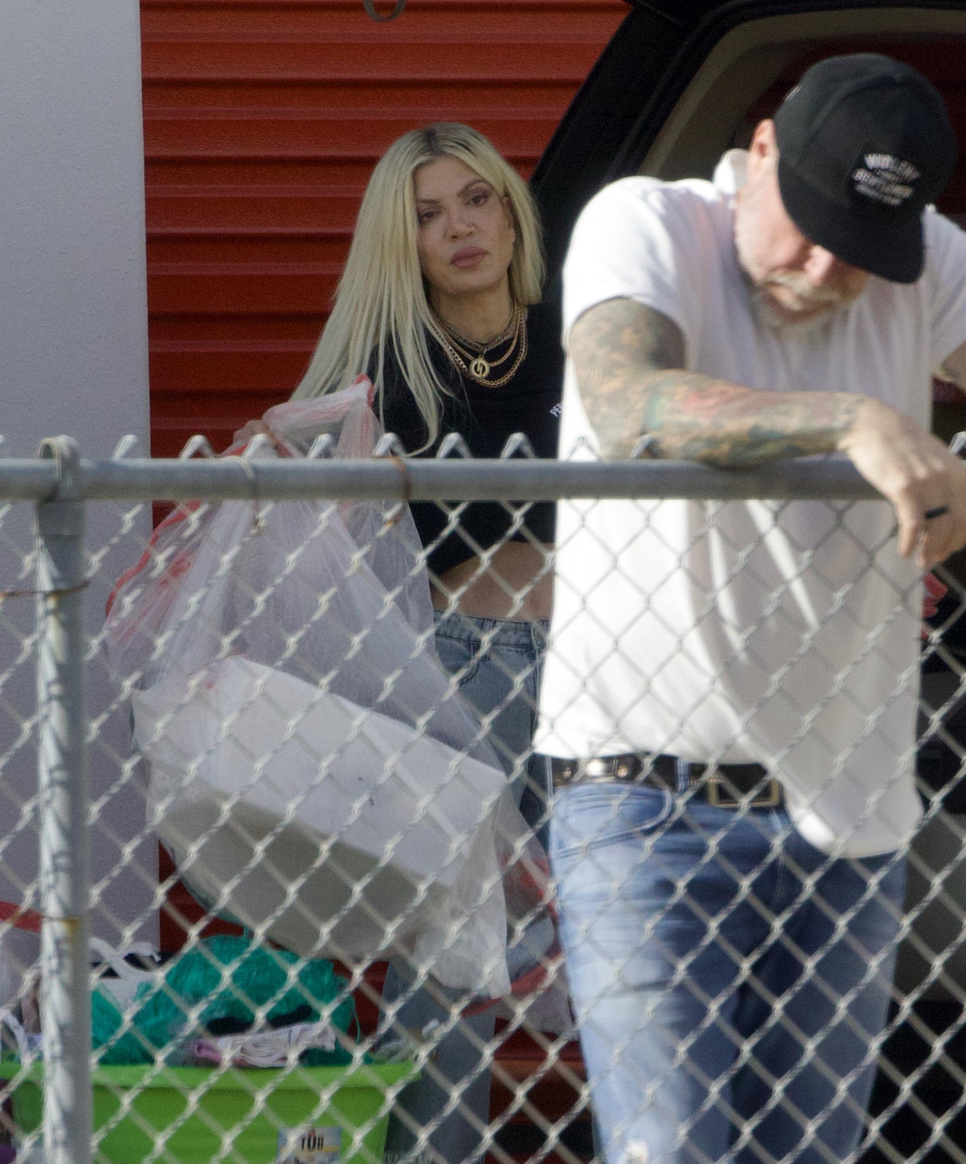 Tori Spelling and Dean McDermott talking