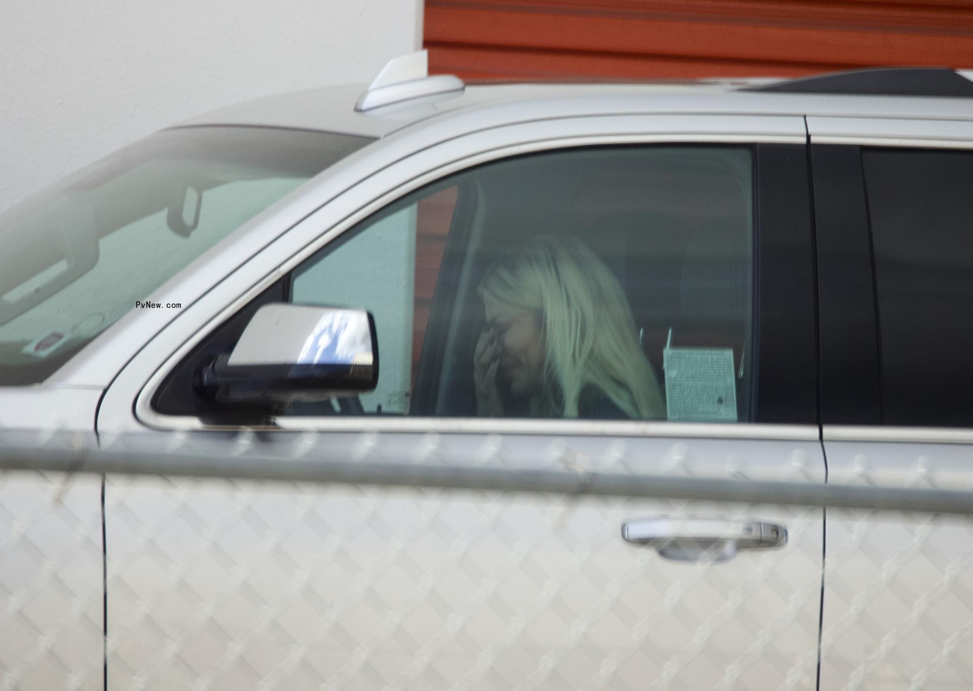 Tori Spelling crying in a car
