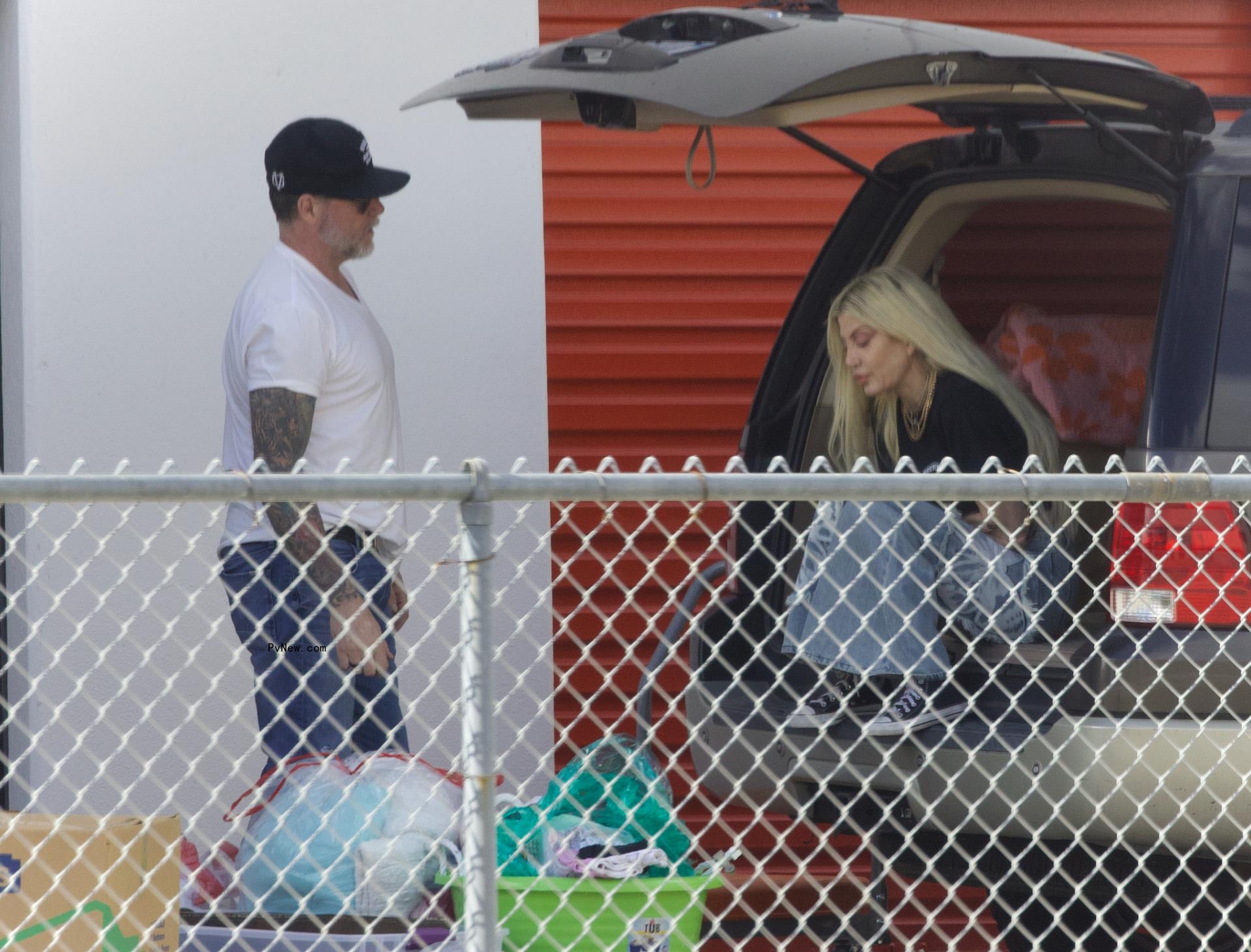 Dean McDermott and Tori Spelling talking