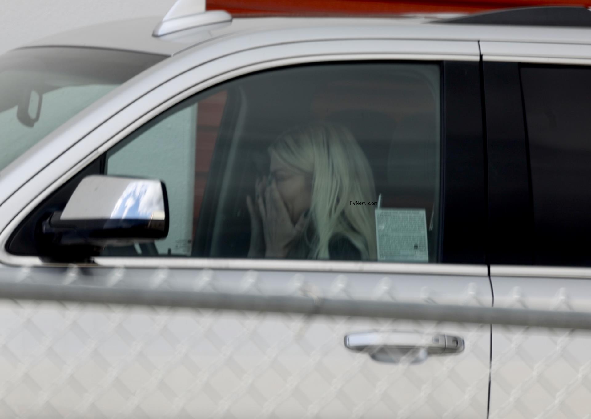 Tori Spelling crying in a car
