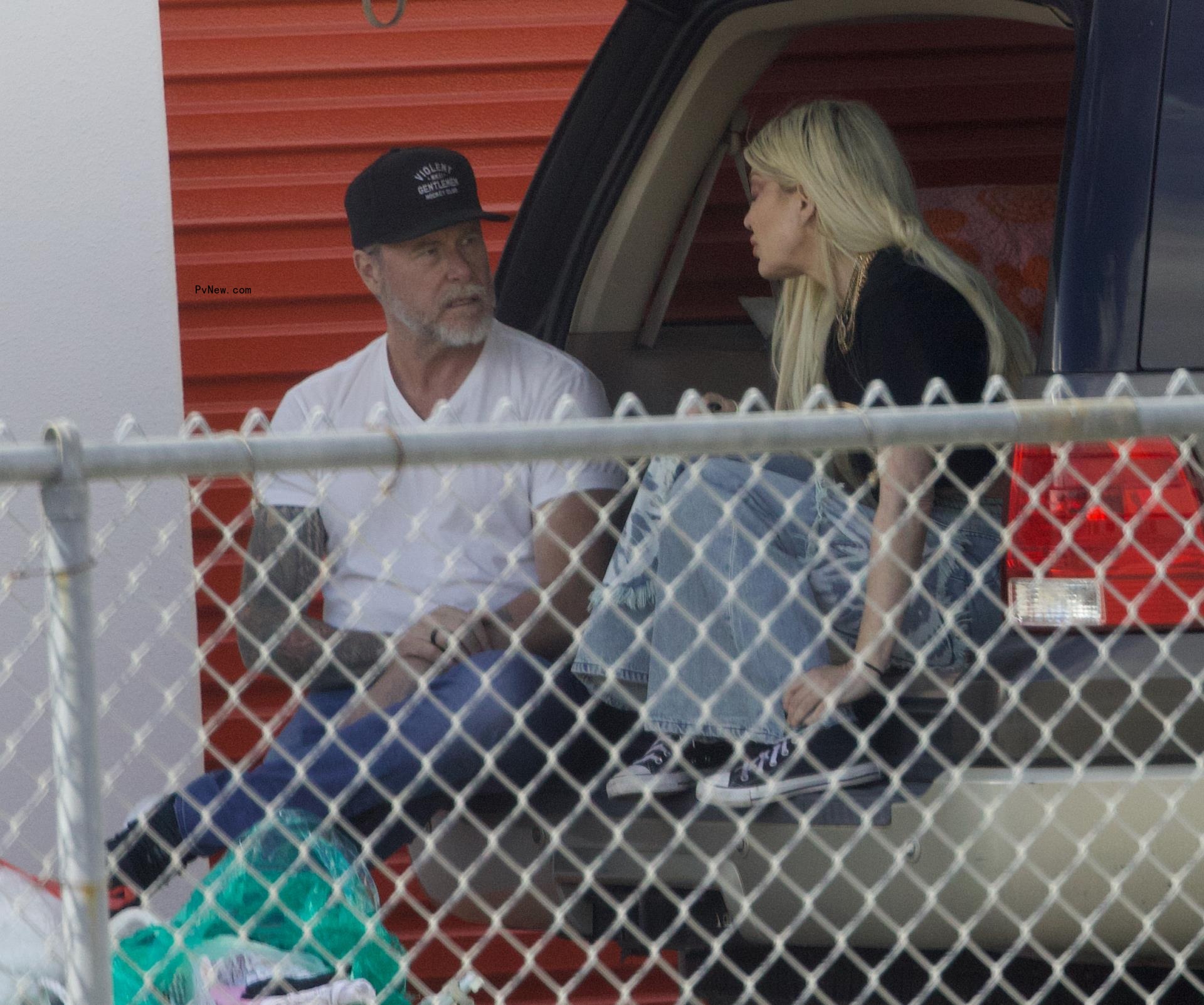Dean McDermott and Tori Spelling talking in cars
