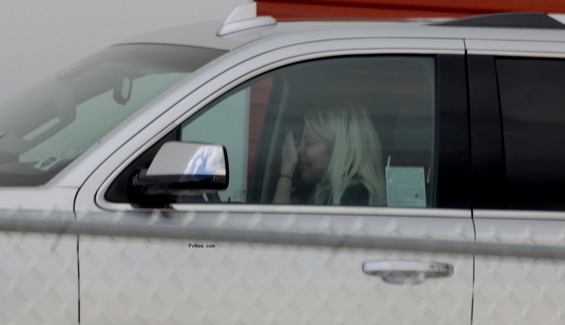 Tori Spelling crying in a car