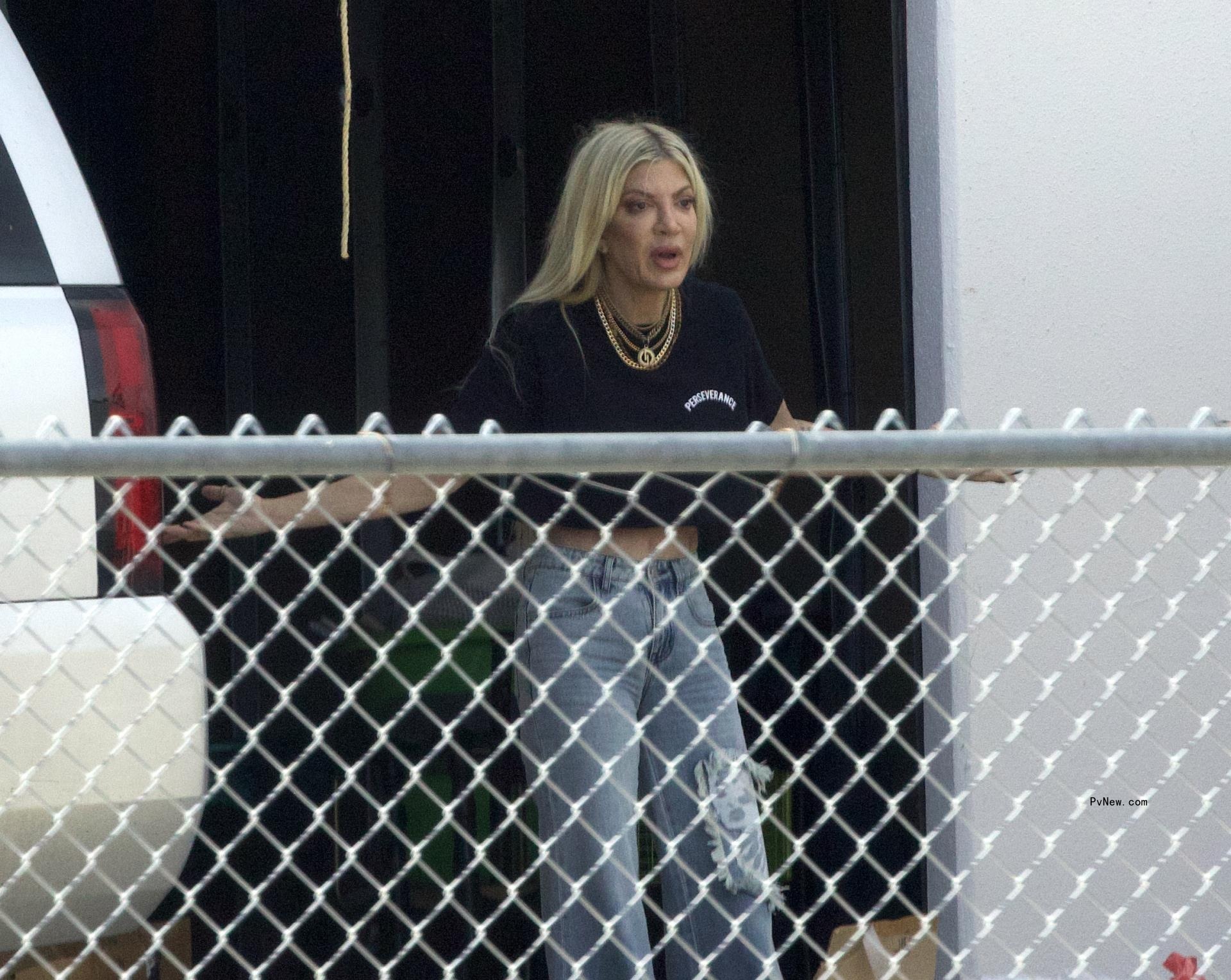 Tori Spelling and Dean McDermott talking