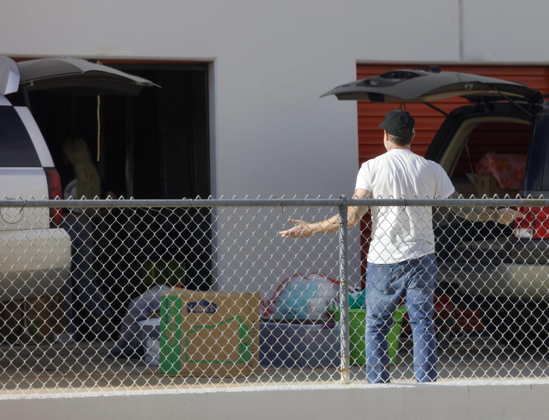 Tori Spelling and Dean McDermott talking