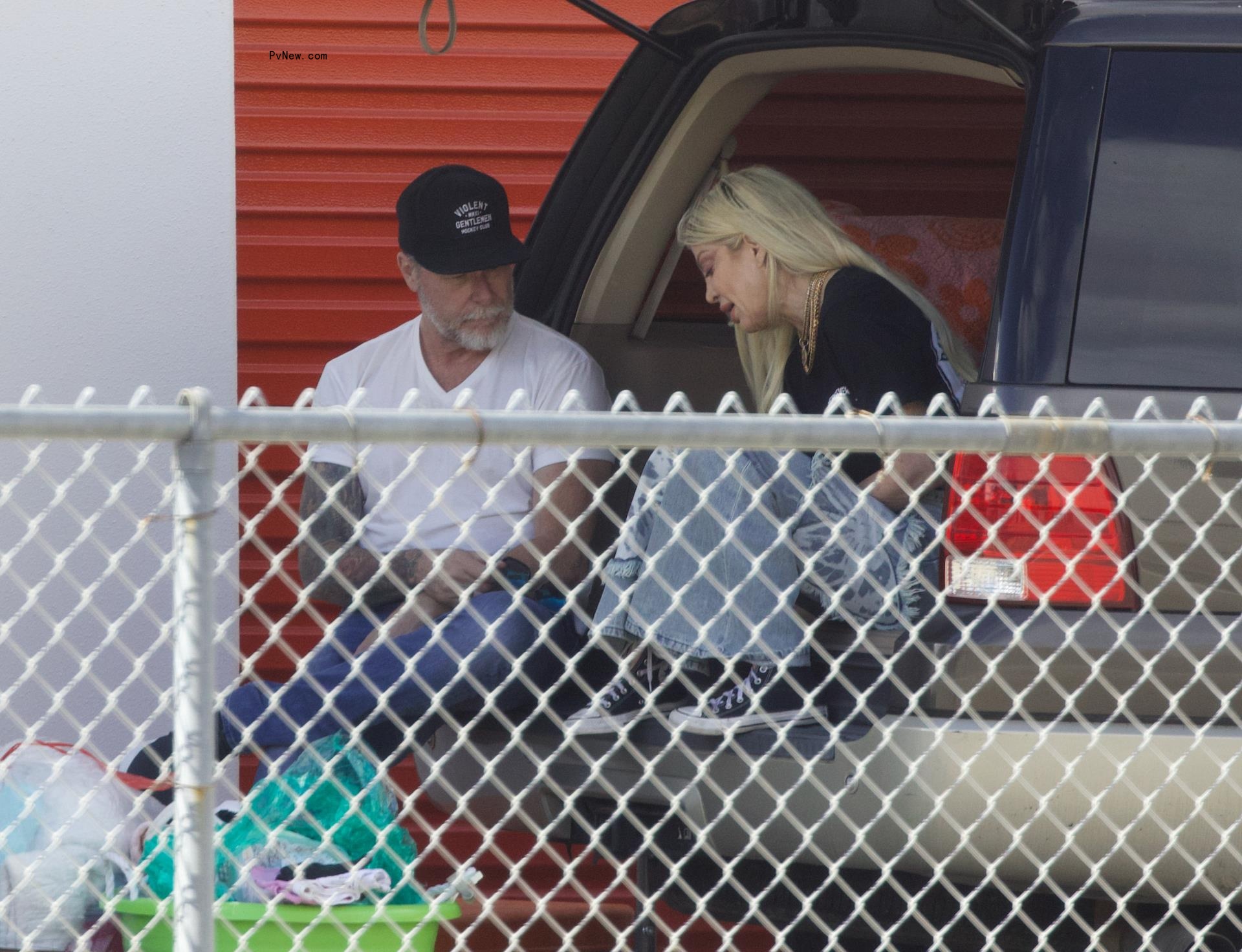 Tori Spelling and Dean McDermott talking