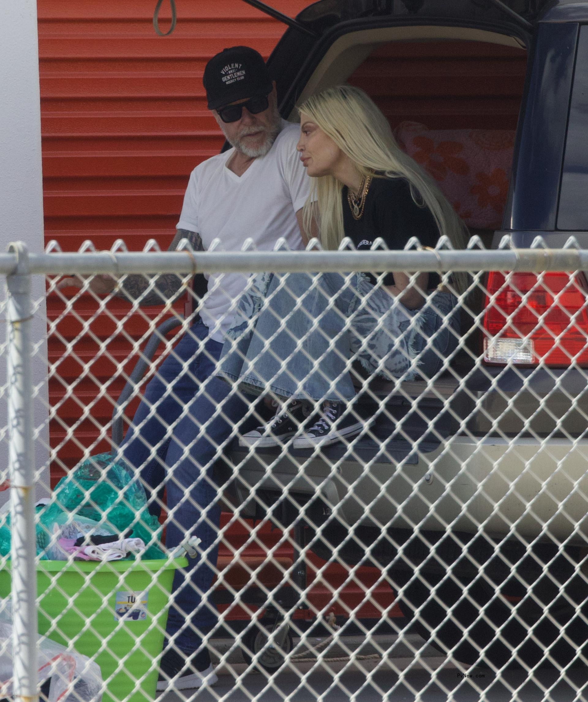 Dean McDermott and Tori Spelling in a car