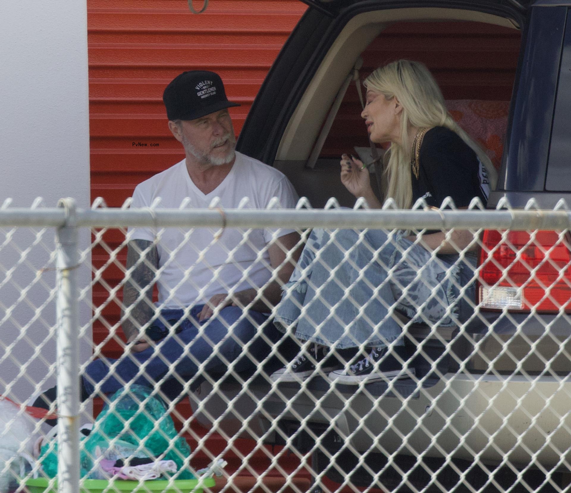 Tori Spelling and Dean McDermott talking