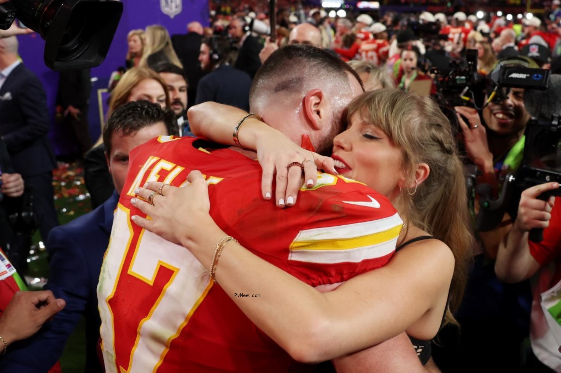 Taylor Swift and Travis Kelce kiss on the football field