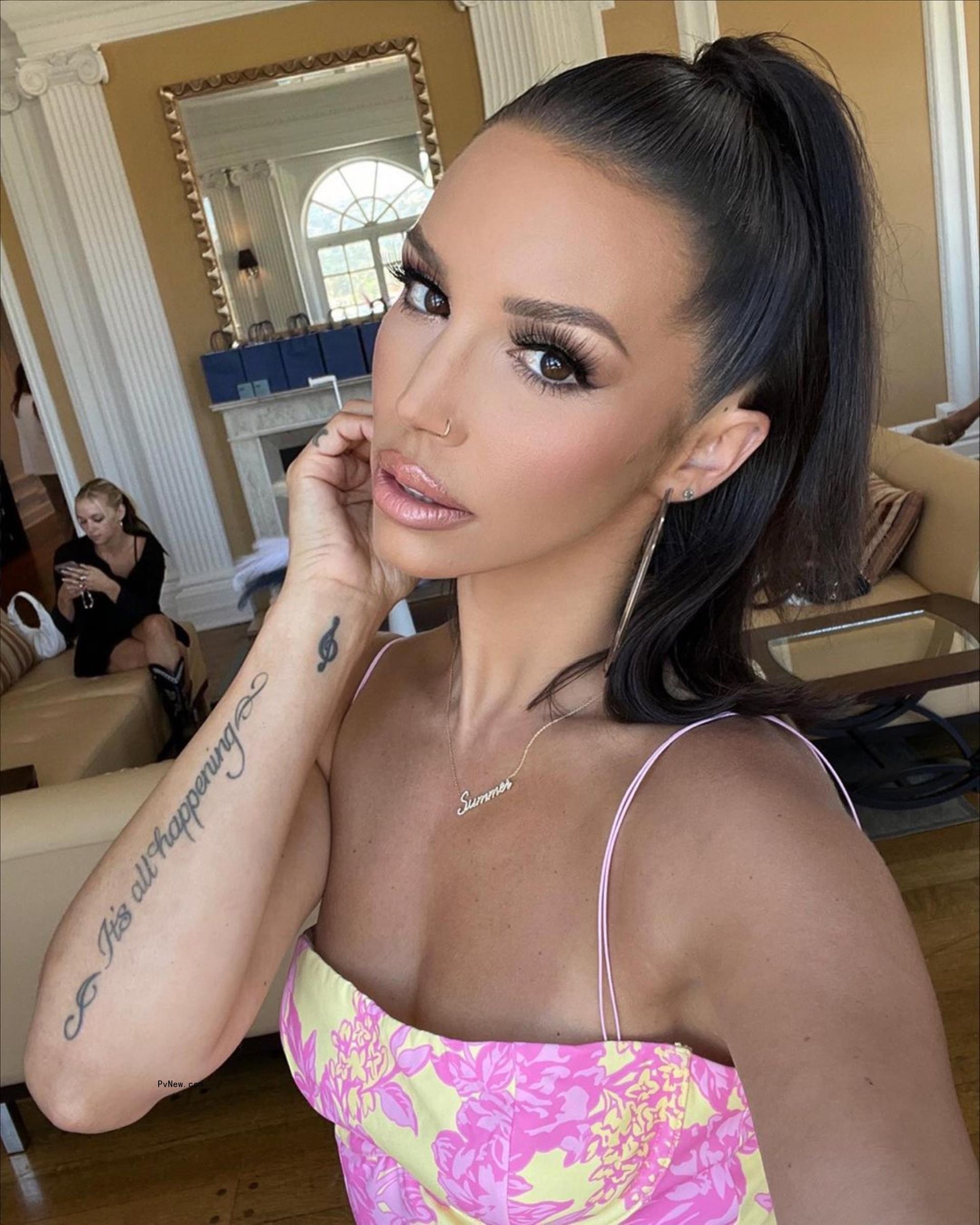 Scheana Shay taking a selfie